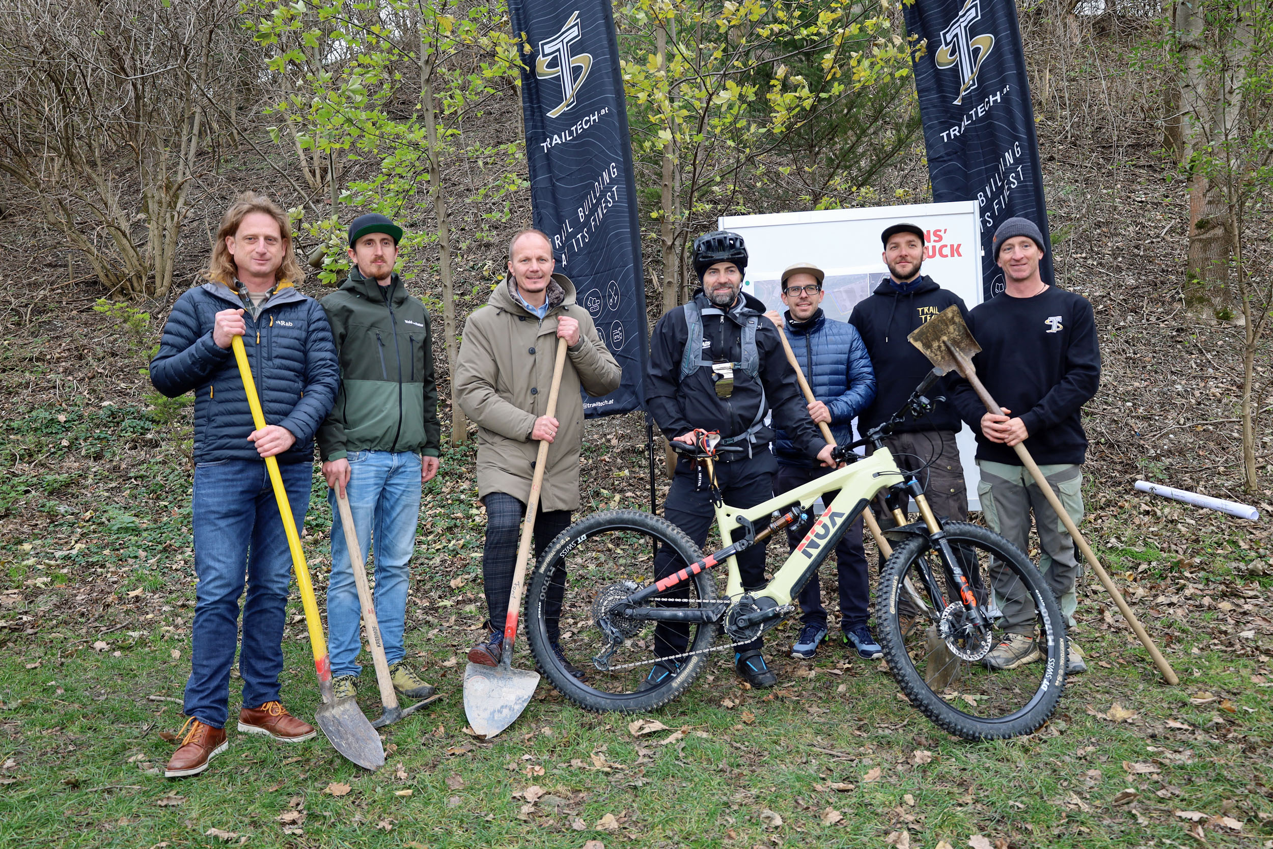 Klaus Kranebitter (Bikehow), David Messner (Referat Natur und Erholung), Vizebürgermeister Johannes Anzengruber, Stephan Görgl (ehemaliger Skirennläufer und E-Mountainbiker), Rene Schnöller (GF Trail Tech), Gary Hampson (Traildesigner und Planer) und Nicholas Cody Ferris Heath (Inhaber Trail Tech) feierten den Spatenstich zu Innsbrucks ersten Mountainbike Areal in der Rossau.