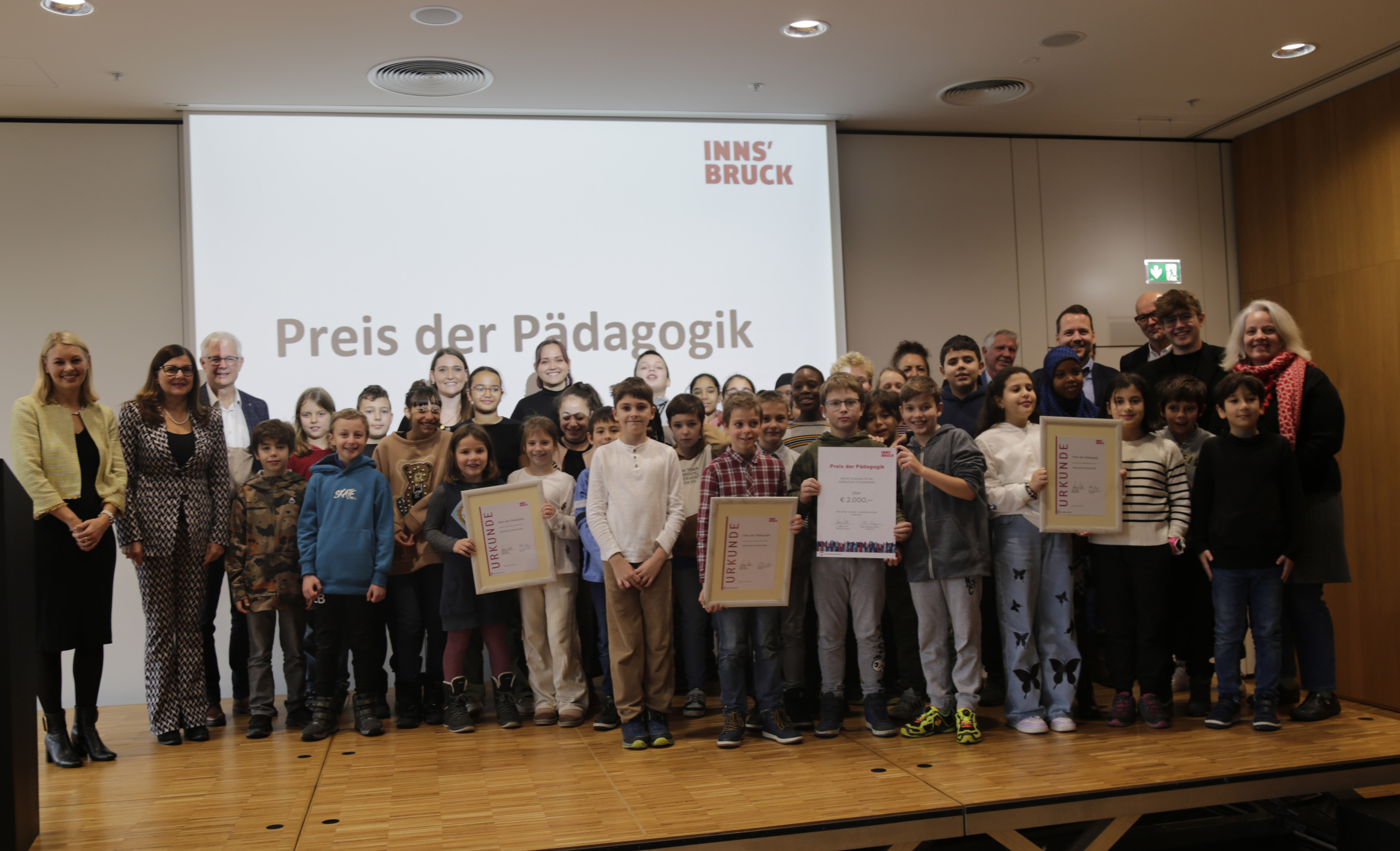 Die Volksschule Fischerstraße wurde für ihr Projekt „Kinderbeteiligung – Kinderkonferenz“ ausgezeichnet. Die Kinder erarbeiteten unter anderem Modelle eines neu gestalteten Innenhofs für ihre Volksschule.