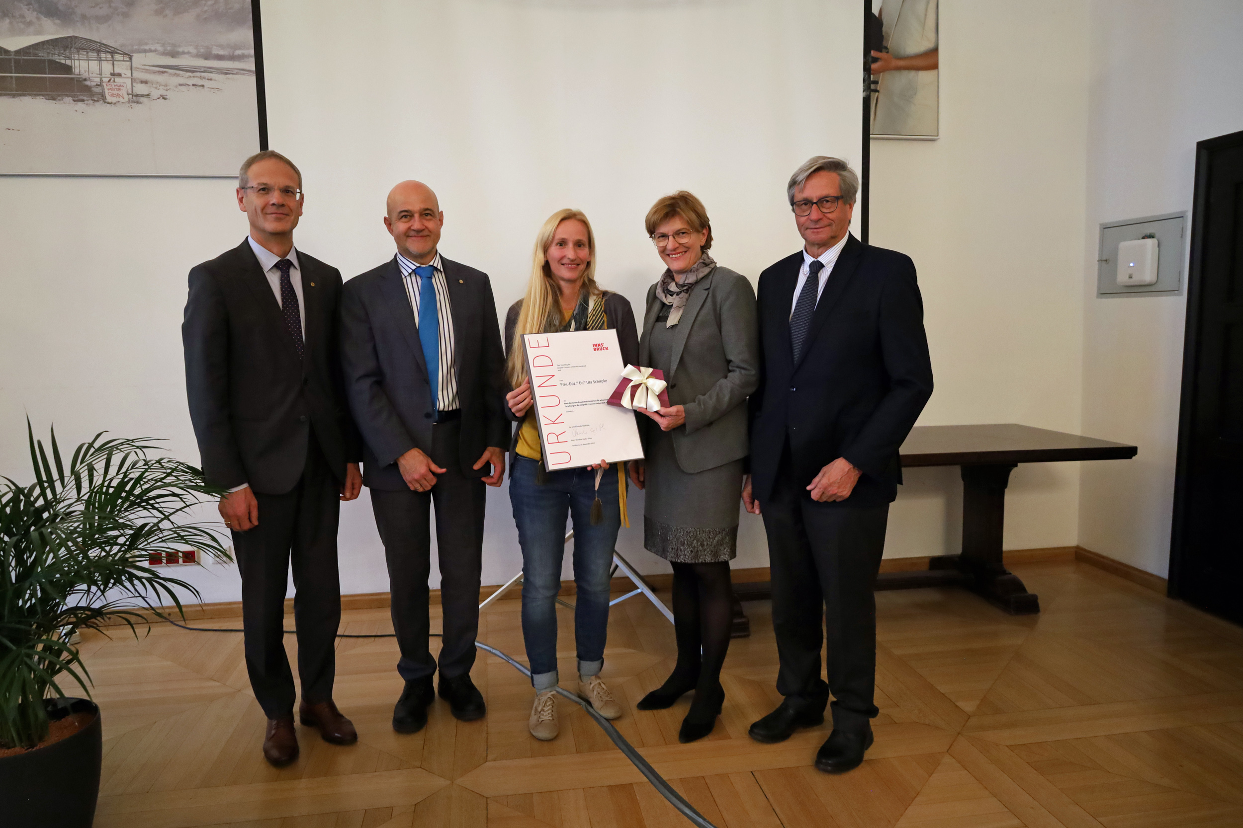 v.l.: Senatsvorsitzender Walter Obwexer, Gregor Weihs (Vizerektor für Forschung), Preisträgerin Uta Schirpke, Stadträtin Christine Oppitz-Plörer und Reinhard Schretter (Vorsitzender des Universitätsrates).