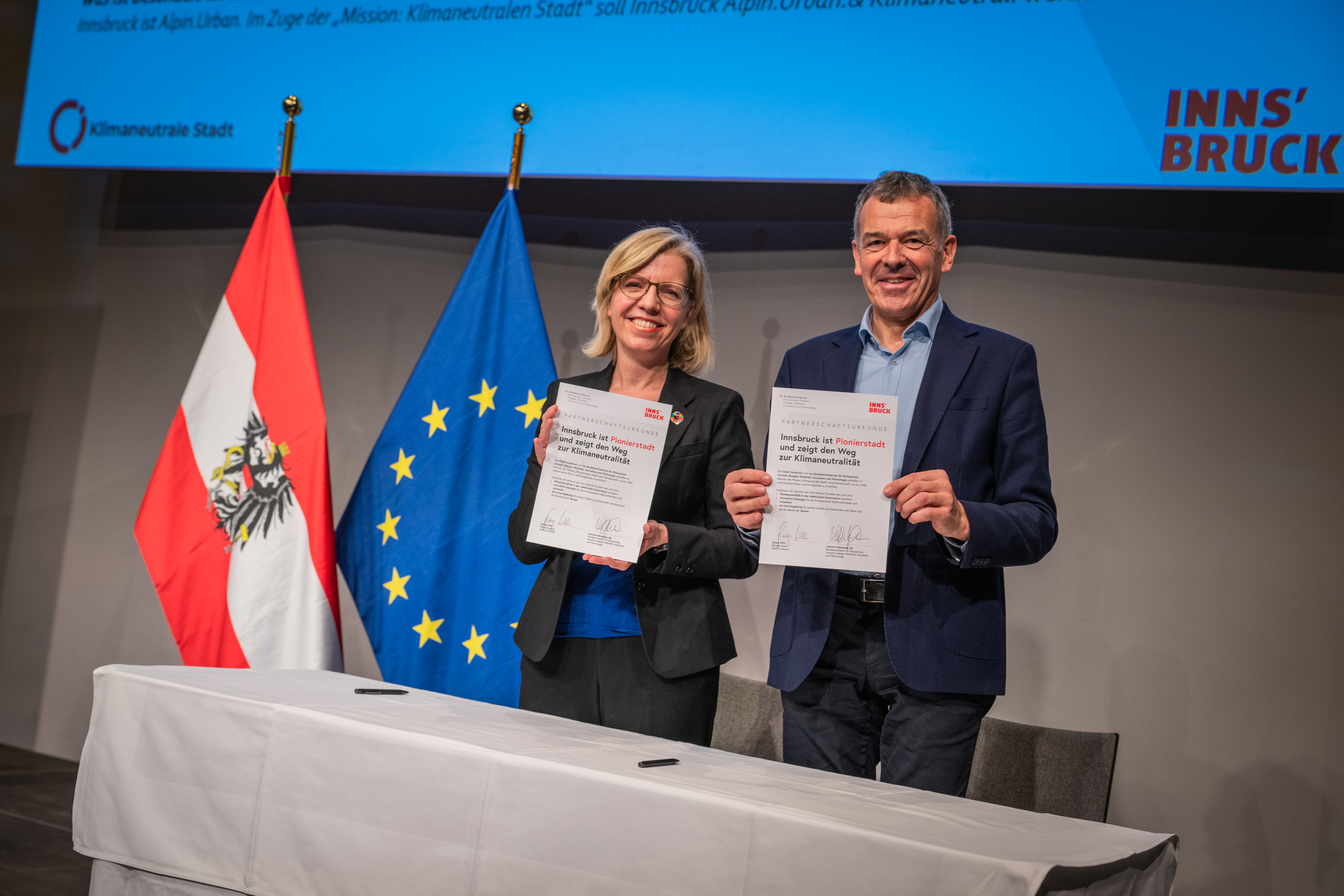 Bürgermeister Georg Willi unterzeichnete mit Bundesministerin Leonore Gewessler die offizielle Partnerschaftsbekundung zur "Klimaneutralen Stadt".