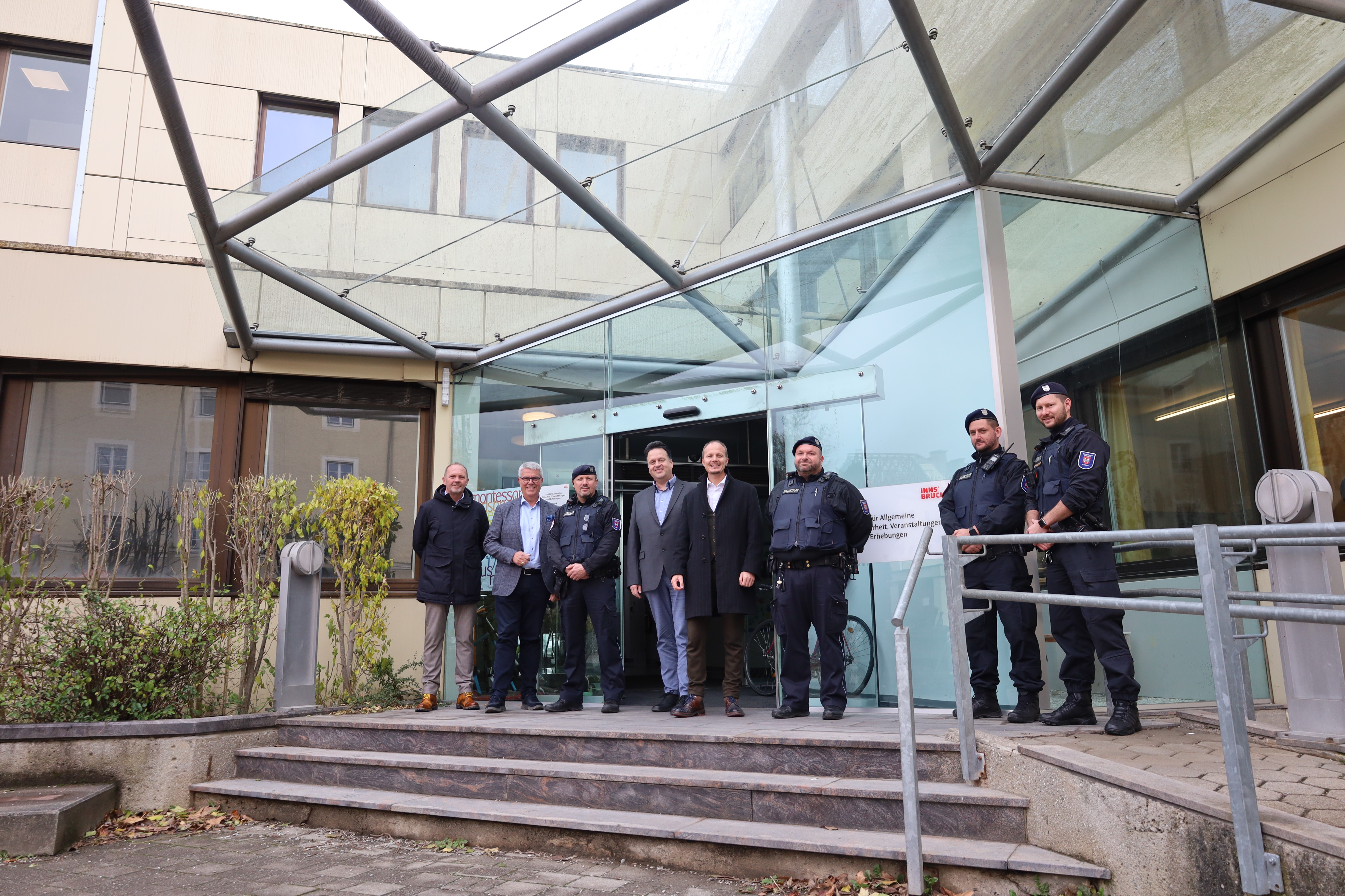 Der neue Standort Schlachthofgasse 1 ist Anlaufstelle für Angelegenheiten von der Veranstaltungsanmeldung bis hin zur Mobilen Überwachungsgruppe. Im Bild: Vizebürgermeister Johannes Anzengruber, der designierte Amtsvorstand Christian Schneider (4. v.l.), Referatsleiter Thomas Koland (Öffentliche Ordnung, 1. v.l.), Abt.-Leiter Ferdinand Neu (2. v.l.) und Mitarbeiter der MÜG.