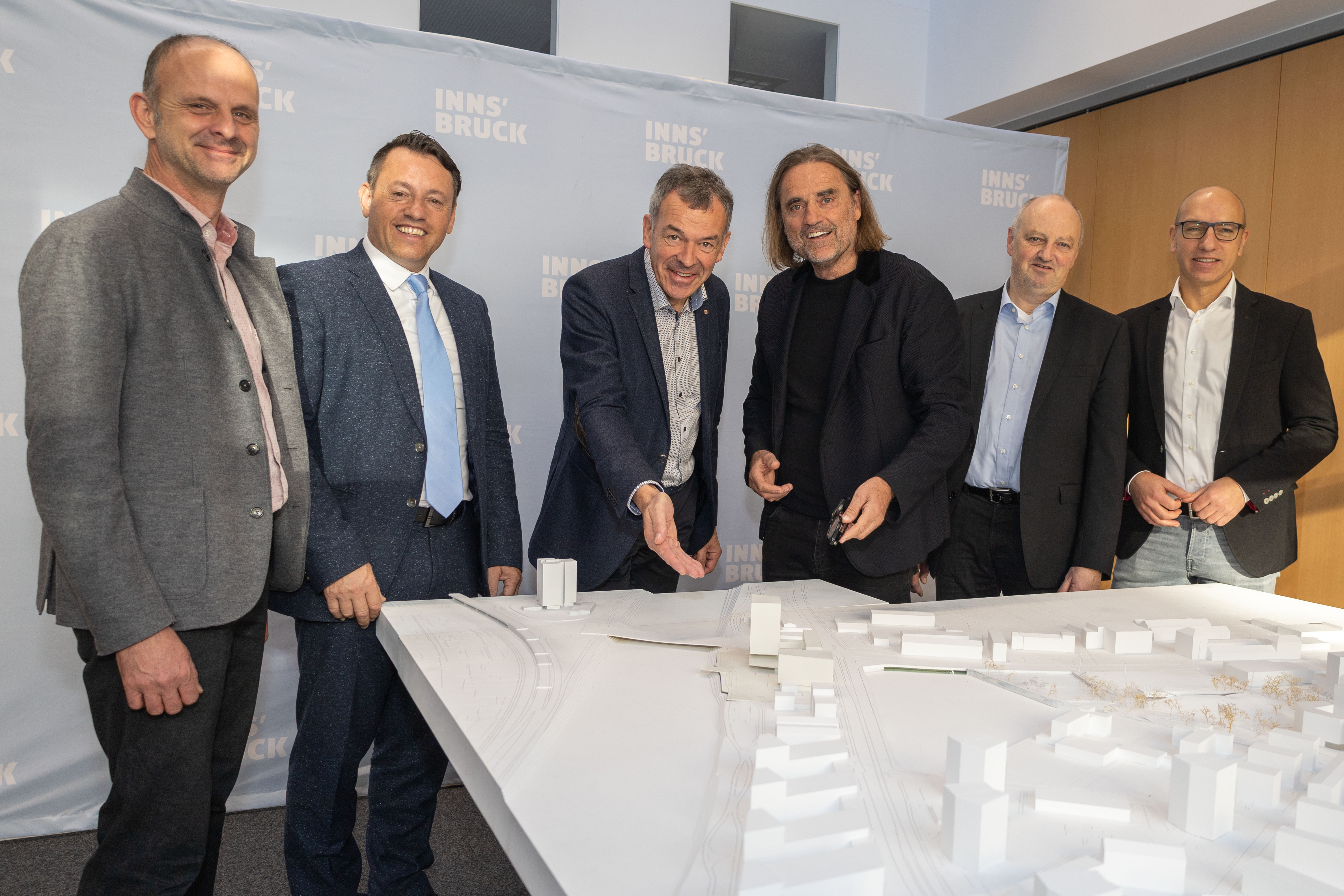 Präsentierten das neue Wohnprojekt für studentisches und junges Wohnen in der Reichenauer Straße: v. l.: Martin Franzmair (Projektleiter IIG), Franz Danler (Geschäftsführer IIG), Bürgermeister Georg Willi, Architektenduo Johann Obermoser und Thomas Gasser sowie Wolfgang Andexlinger (Amtsleiter Stadtplanung, Mobilität und Integration).