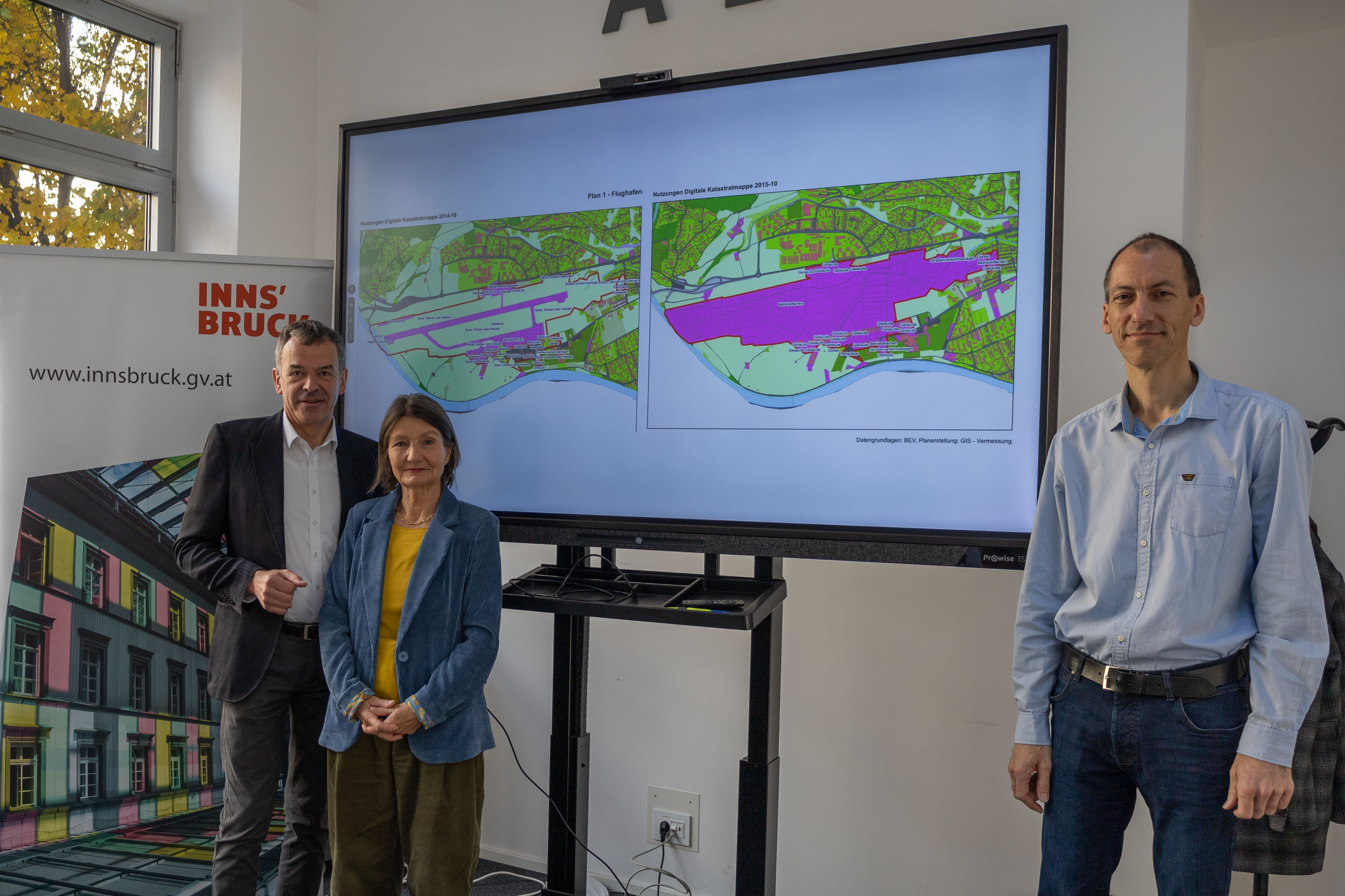 Bürgermeister Georg Willi, Umwelt- und Tiefbaustadträtin Uschi Schwarzl sowie Gernot Schwendinger-Rottmar (Referat Geographisches Informationssystem Stadt Innsbruck) präsentierten die städtische Bewertung des aktuellsten WWF-Berichtes zur Bodenversiegelung in Innsbruck.