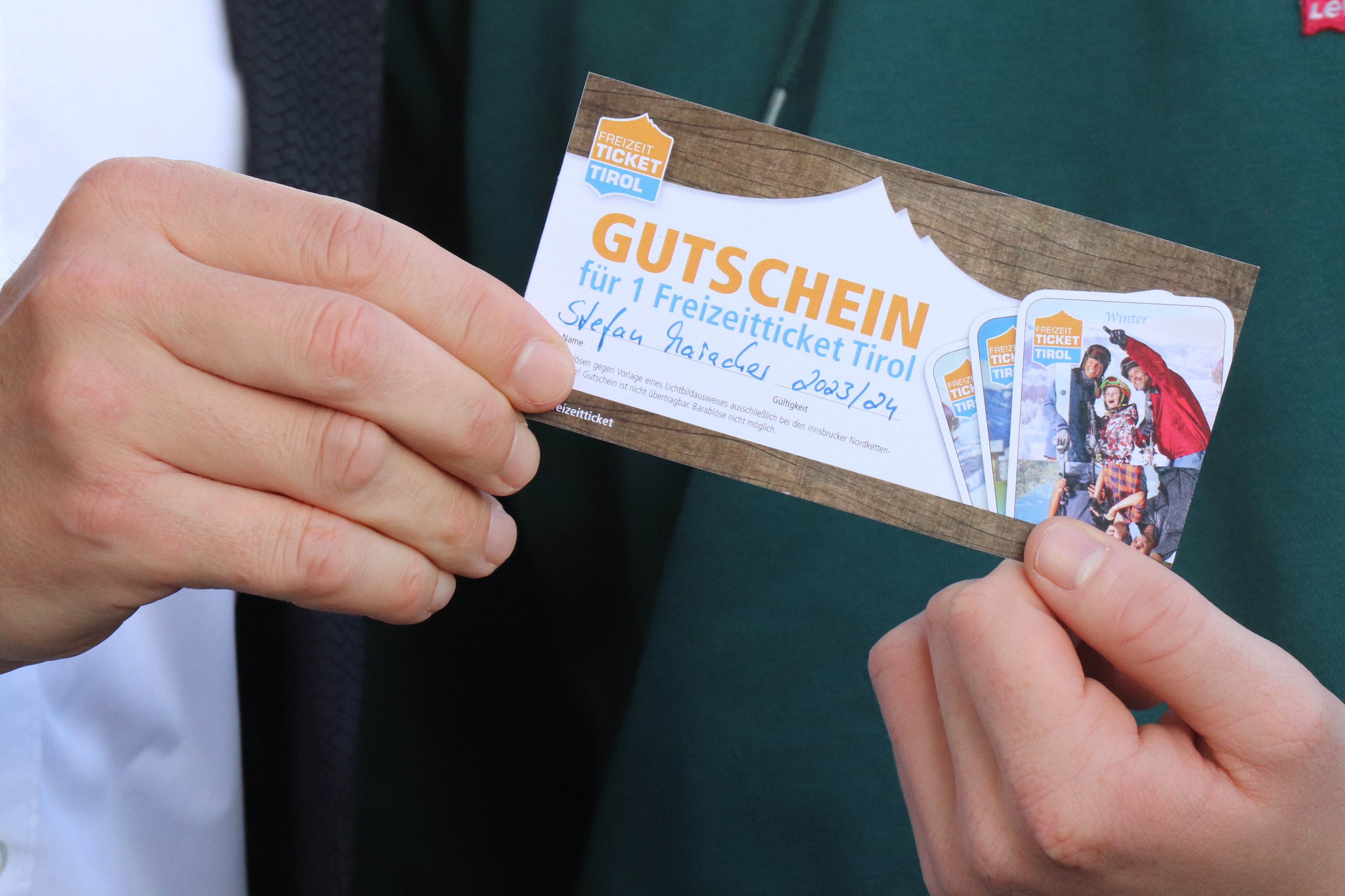 Bei der jährlichen ERASMUS Student Welcome Party für Erstsemestrige der Universität Innsbruck wurden auch heuer wieder begehrte Preise verlost. Über 4.000 Studierende feierten gemeinsam im Congress Innsbruck ihren Start ins Studium. Der glückliche Gewinner des ersten Preises, Stefan Maiacher, holte sich sein Freizeitticket Tirol, rechtzeitig vor dem ersten Schneefall direkt beim Bürgermeister ab. Mit dem Freizeitticket kann man für 365 Tage nicht nur Sport und Action beim Skifahren, Snowboarden, Rodeln, Wandern oder Schwimmen, sondern auch beim Besuch im Museum Kultur genießen.