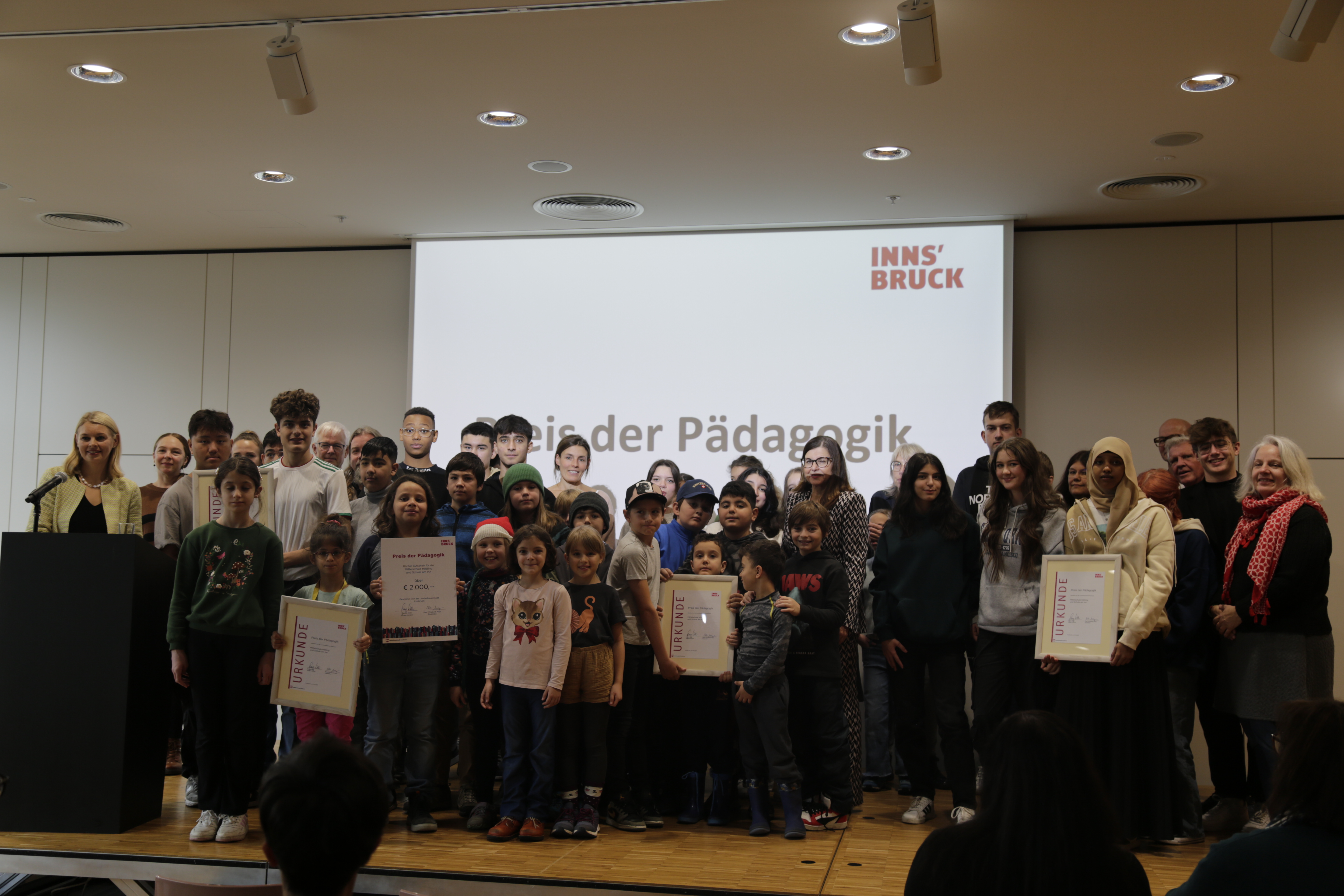 Die Schule am Inn und eine Klasse der benachbarten MS Hötting beschäftigten sich mit dem Projekt "Kartoffel to go". Die geernteten Knollen wurden schließlich bei einem gemeinsamen Grillfest verzehrt.