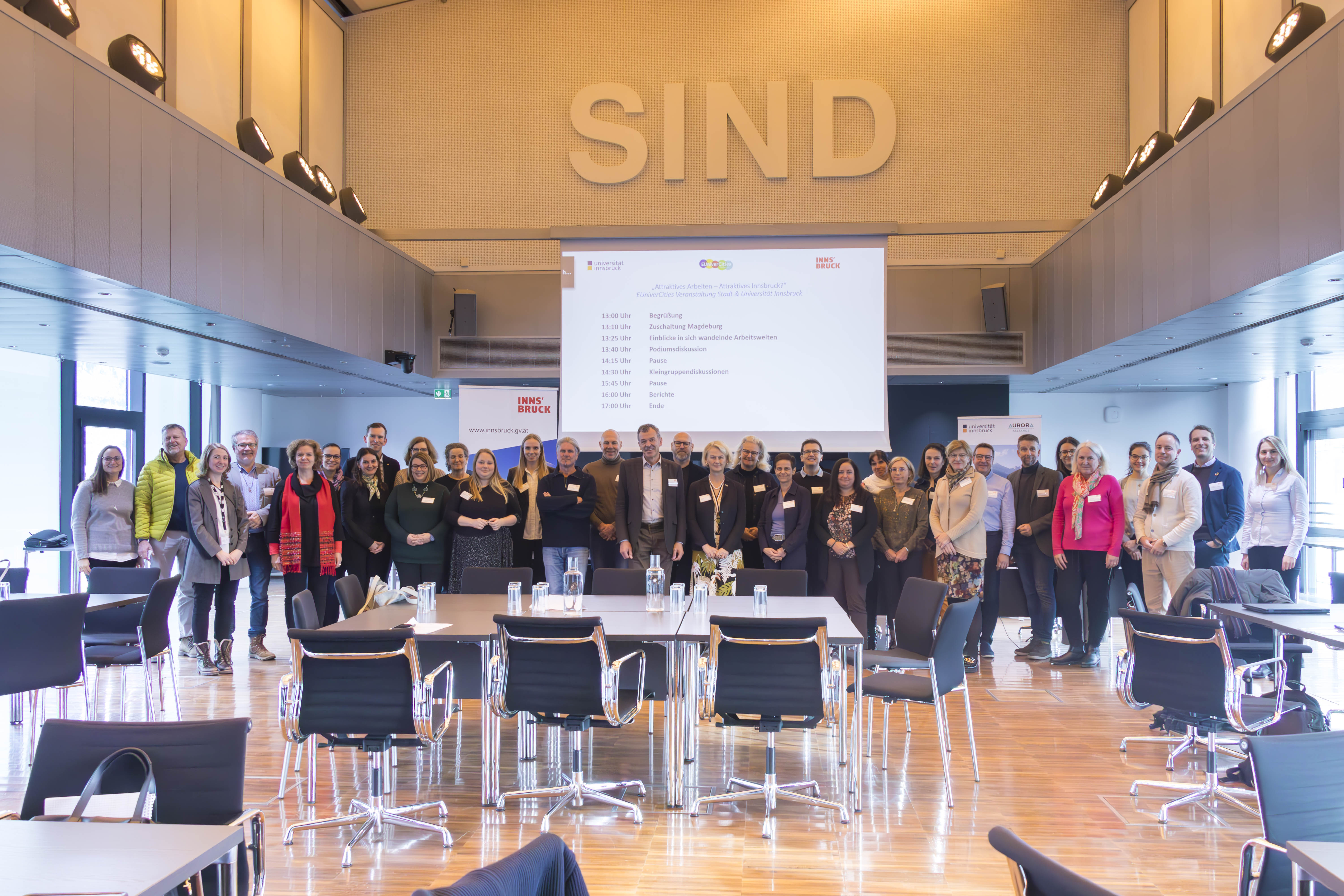 Bürgermeister Georg Willi (16.v.l.), Vizebürgermeister Markus Lassenberger (3.v.r.), Stadträtin Christine Oppitz-Plörer (9.v.r.) und Magistratsdirektorin Gabriele Herlitschka (5.v.l.)  freuen sich mit Rektorin Veronika Sexl (17.v.r.) und Vizerektorin Irene Häntschel-Erhart (15.v.r.) sowie weiteren VertreterInnen der Stadtverwaltung und der Universität Innsbruck über den EUniverCities-Workshop im Plenarsaal des Innsbrucker Rathauses.