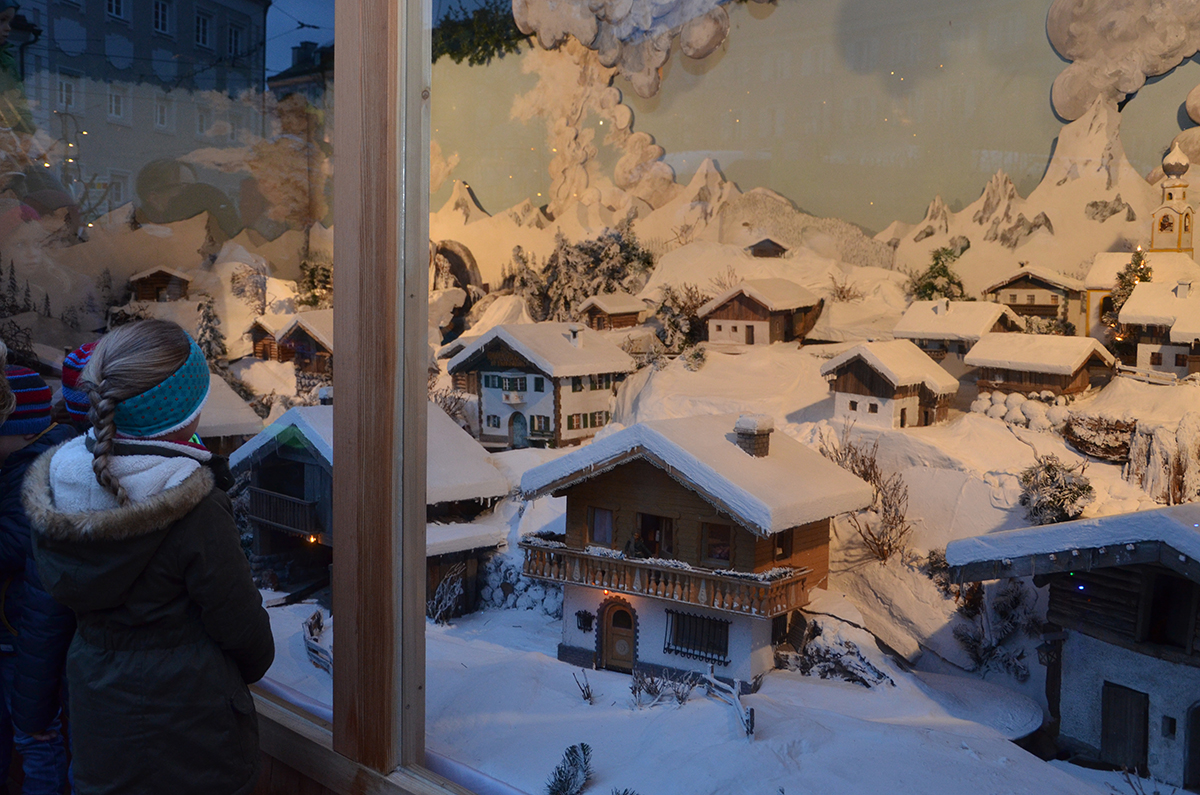 Ein stimmungsvolles Kunstwerk für Klein und Groß: Die Jaufenthalerkrippe ist ab sofort bis 6. Jänner 2024 am neuen Standort neben dem Landestheater zu bewundern – täglich um 14.30, 15.30, 16.30, 17.30 und 18.30 Uhr.