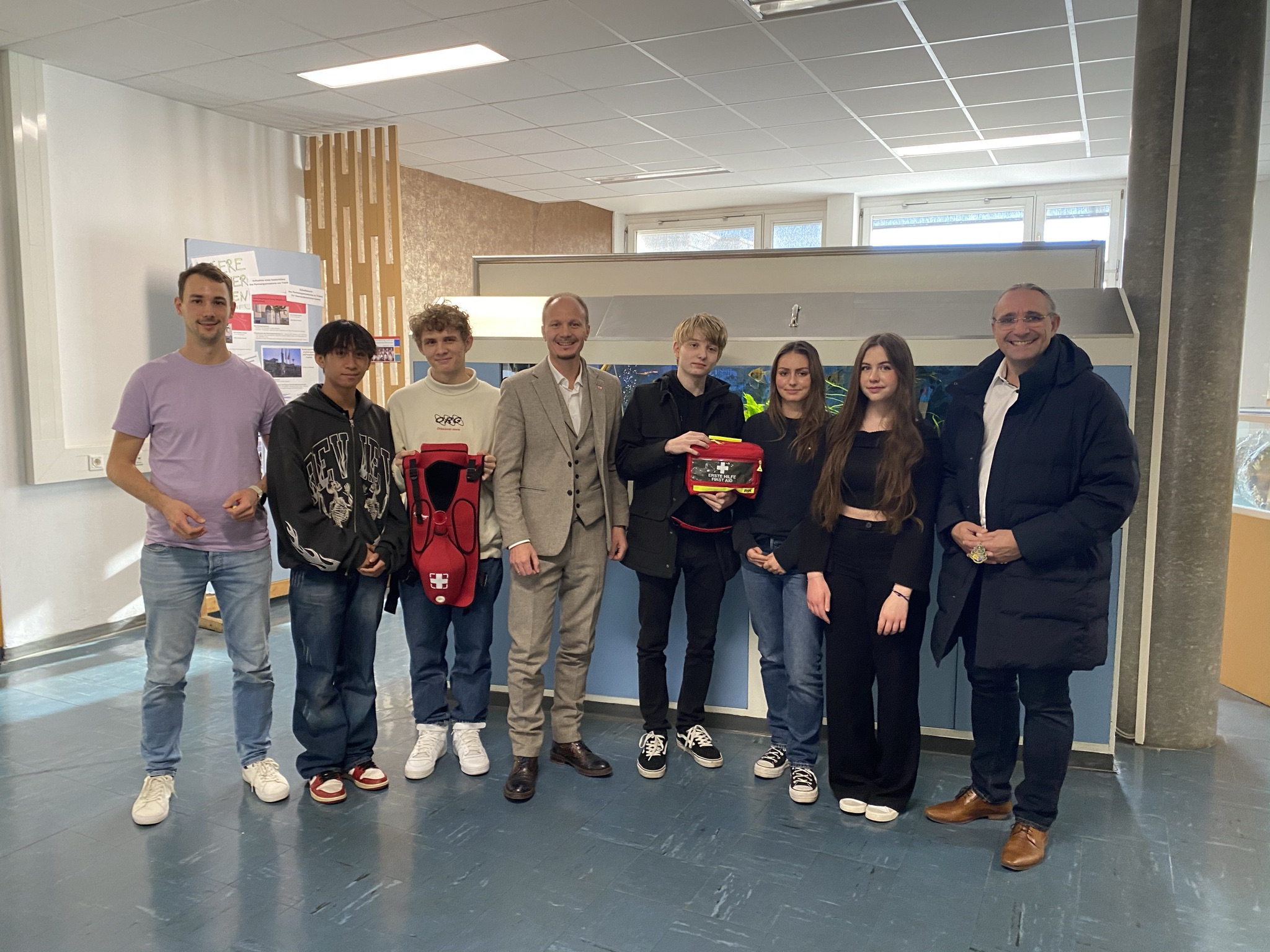 Zur Erhaltung der notwendigen Grundausstattung wurden Erste-Hilfe-Taschen und ein Heimlich-Manöver-Trainer an die Schule übergeben.