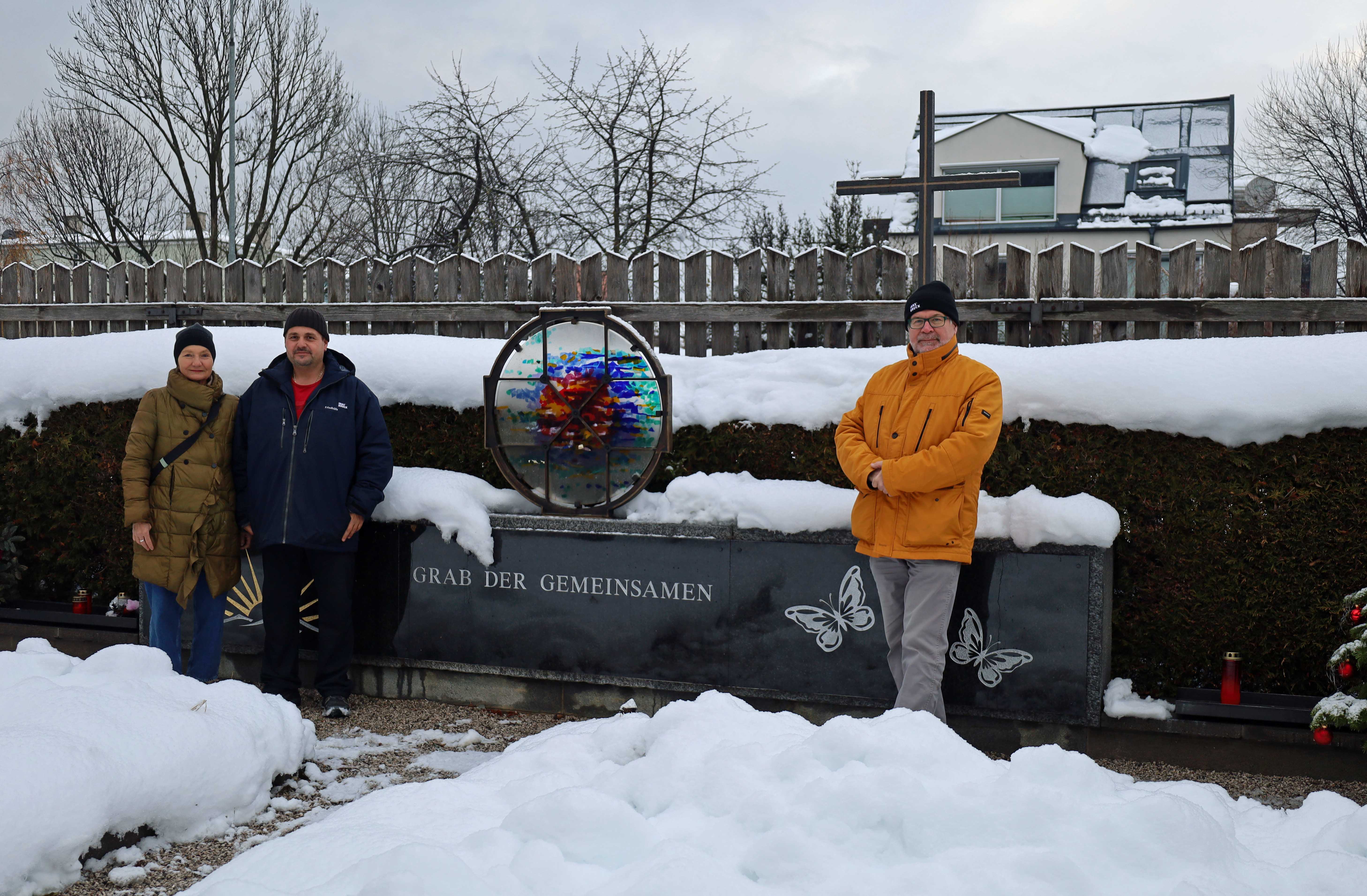 Stilles Gedenken am „Grab der Gemeinsamen“ am Ostfriedhof in Pradl: Stadträtin Uschi Schwarzl, Referatsleiter Alexander Legniti und Simon Kalkan (Friedhöfe).