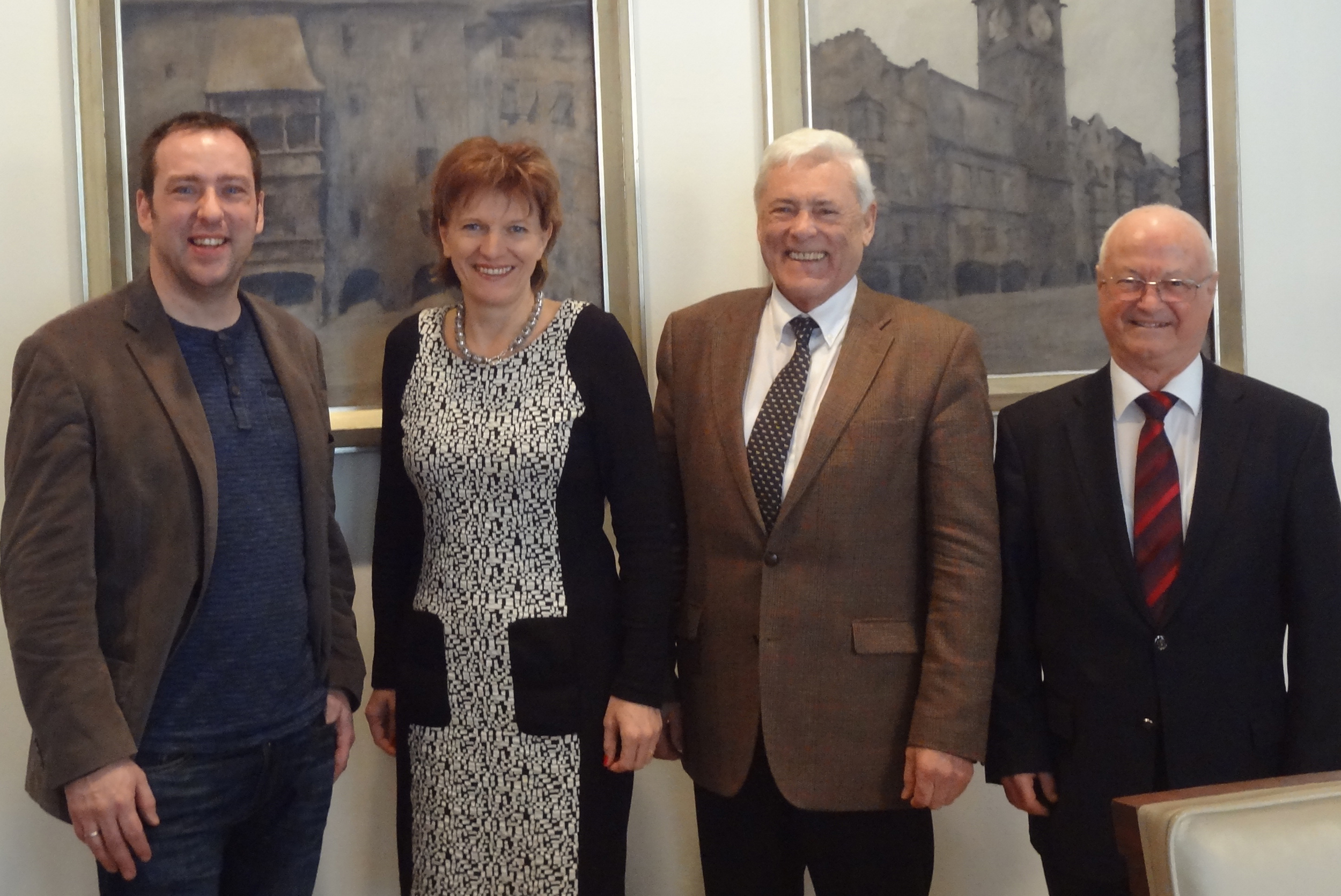 Am 08. Jänner empfing die Bürgermeisterin den Vorstand des „Freundeskreises des Tiroler Volkskunstmuseums“ mit Obmann Hofrat Dipl. Ing. Otmar Kronsteiner an der Spitze. Das Stadtoberhaupt würdigte die Bedeutung des Freundeskreises, der mit viel Engagement, Idealismus, Umsicht und Einsatzbereitschaft  die größte volkskundliche Sammlung im deutschsprachigen Raum fördert: (v.l.) Karl Berger, neuer Leiter des Tiroler Volkskunstmuseums, Bürgermeisterin Christine Oppitz-Plörer, Obmann Hofrat Otmar Kronsteiner und Hofrat Heinz Wieser.