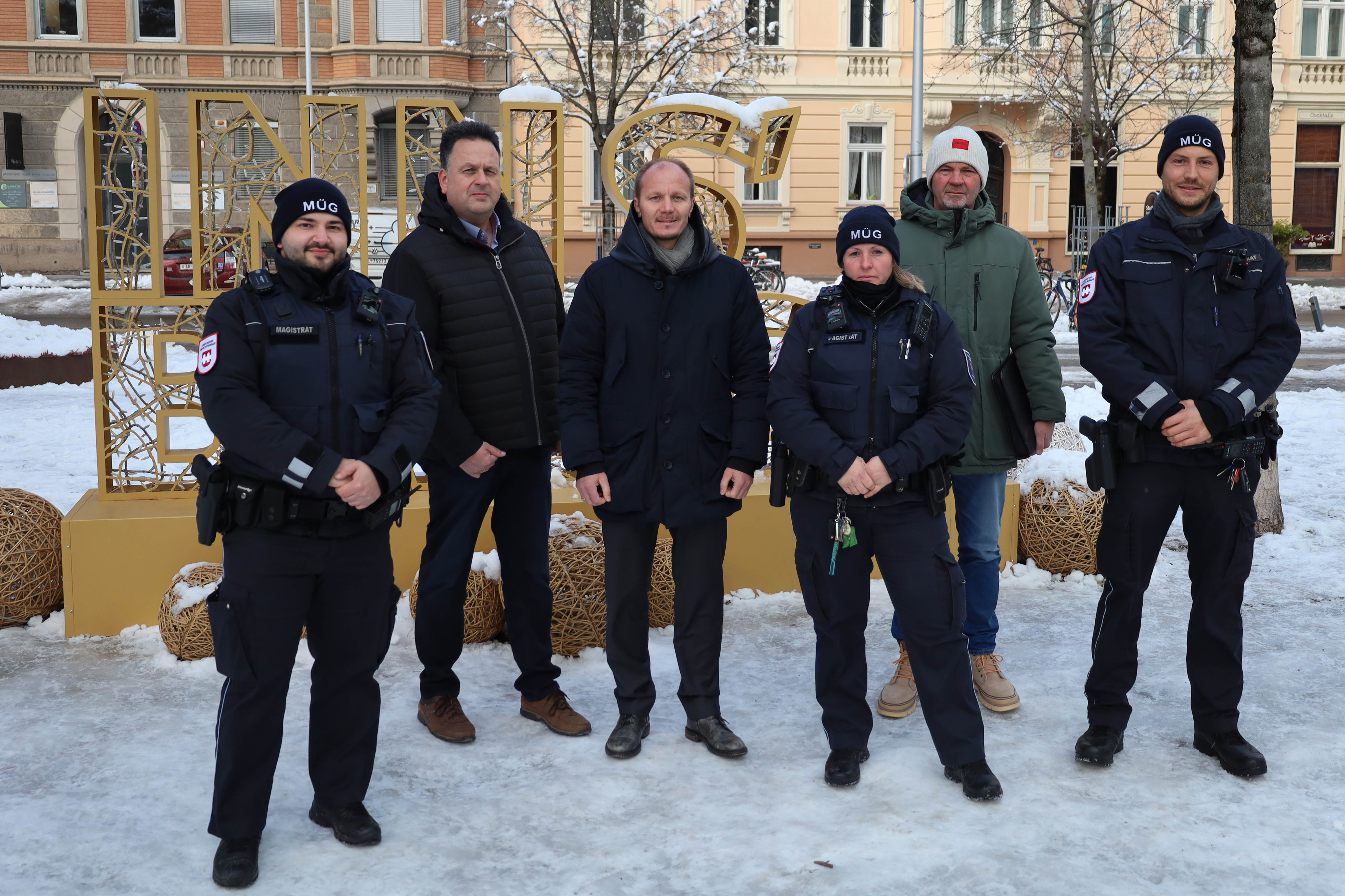 Ziehen nach rund vier Monaten ein Resümee: Vizebürgermeister Johannes Anzengruber (3. v. l.), Amtsleiter Christian Schneider (2. v. l.), Referatsleiter für Öffentliche Ordnung, Thomas Koland (r.) und die MÜG-MitarbeiterInnen Filip Pavić, Ivonne Nairz, Stefan van Stipelen.
