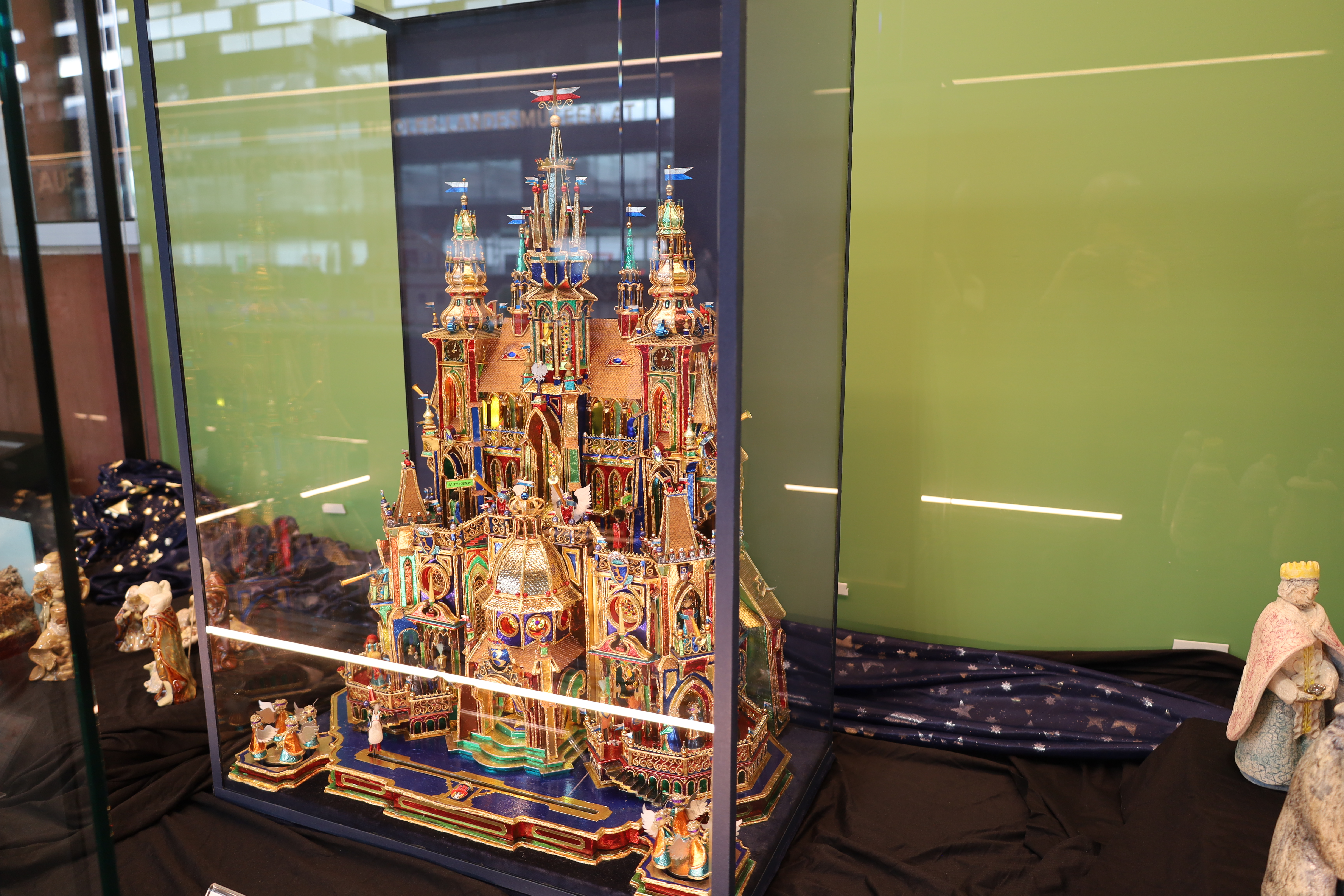 Eine Weihnachtskrippe aus Innsbrucks Partnerstadt Krakau ist aktuell Teil einer Ausstellung am Hauptbahnhof, die Alt-Vizebgm. Eugen Sprenger (Honorarkonsul der Republik Polen in Tirol) mit Gattin Maryla und Alt-Bgm. Herwig van Staa am 21. Dezember besichtigten. 
Innsbrucks Städtepartnerschaft mit der Universitätsstadt Krakau wurde vor 25 Jahren, im Jahr 1998, geschlossen und seither durch verschiedene Schulpartnerschaften, Austauschprogramme und Teilnahmen an Märkten und Veranstaltungen vertieft. Die prächtige Krippe aus Krakau stammt vom polnischen Krippenbaumeister Maciej Moszew und ist noch bis 2. Feber 2024 zu sehen.