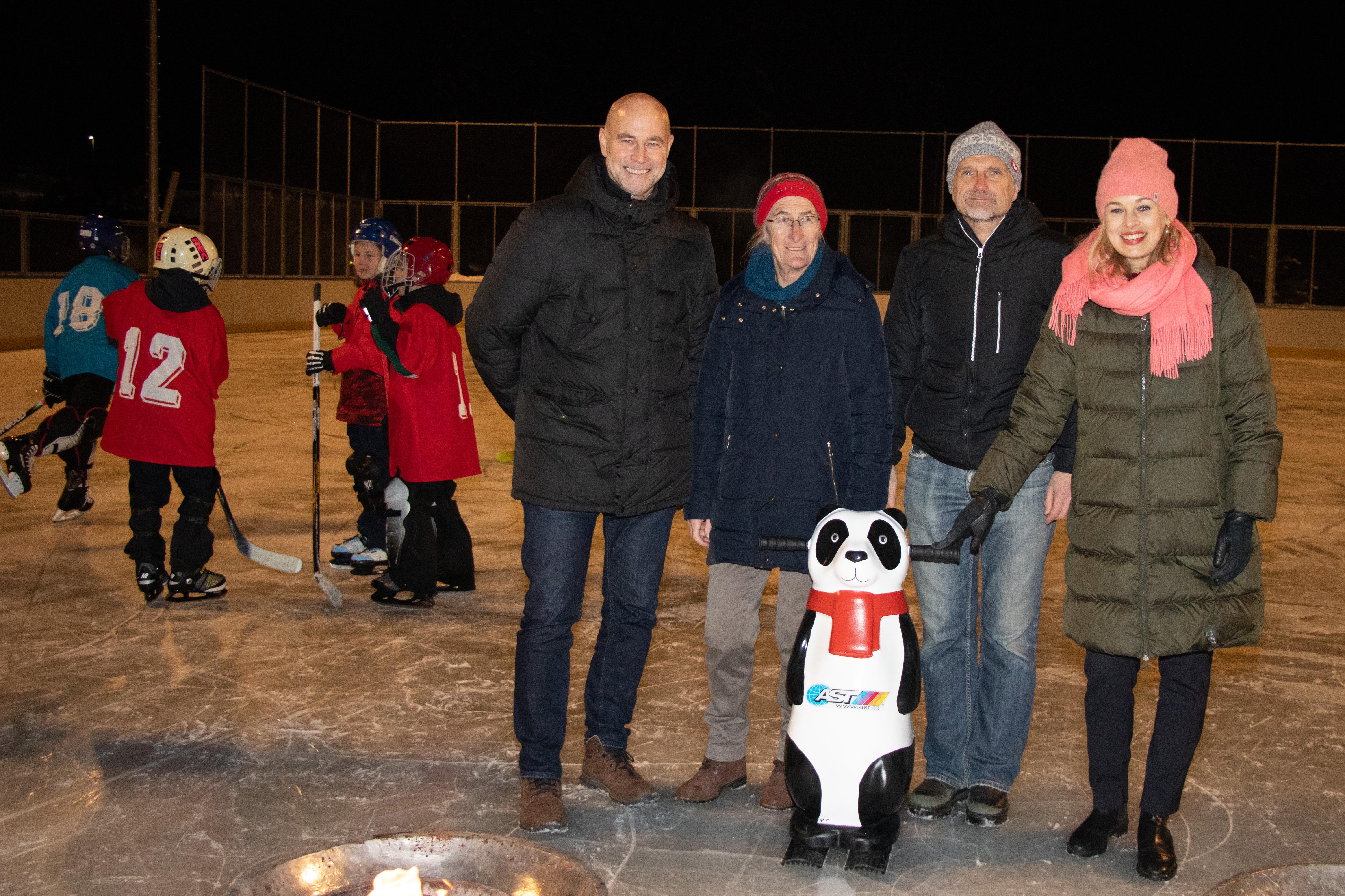 Sportstadträtin Elisabeth Mayr (r.) freut sich mit Sportamtsleiter Romuald Niescher (l.), Unterausschuss-Igls-Vorsitzender Maria Zimak (2.v.l.) und Franz Watschinger, Obmann des Sportvereins Igls (2.v.r.), auf der neuen Kunsteisfläche in Igls.