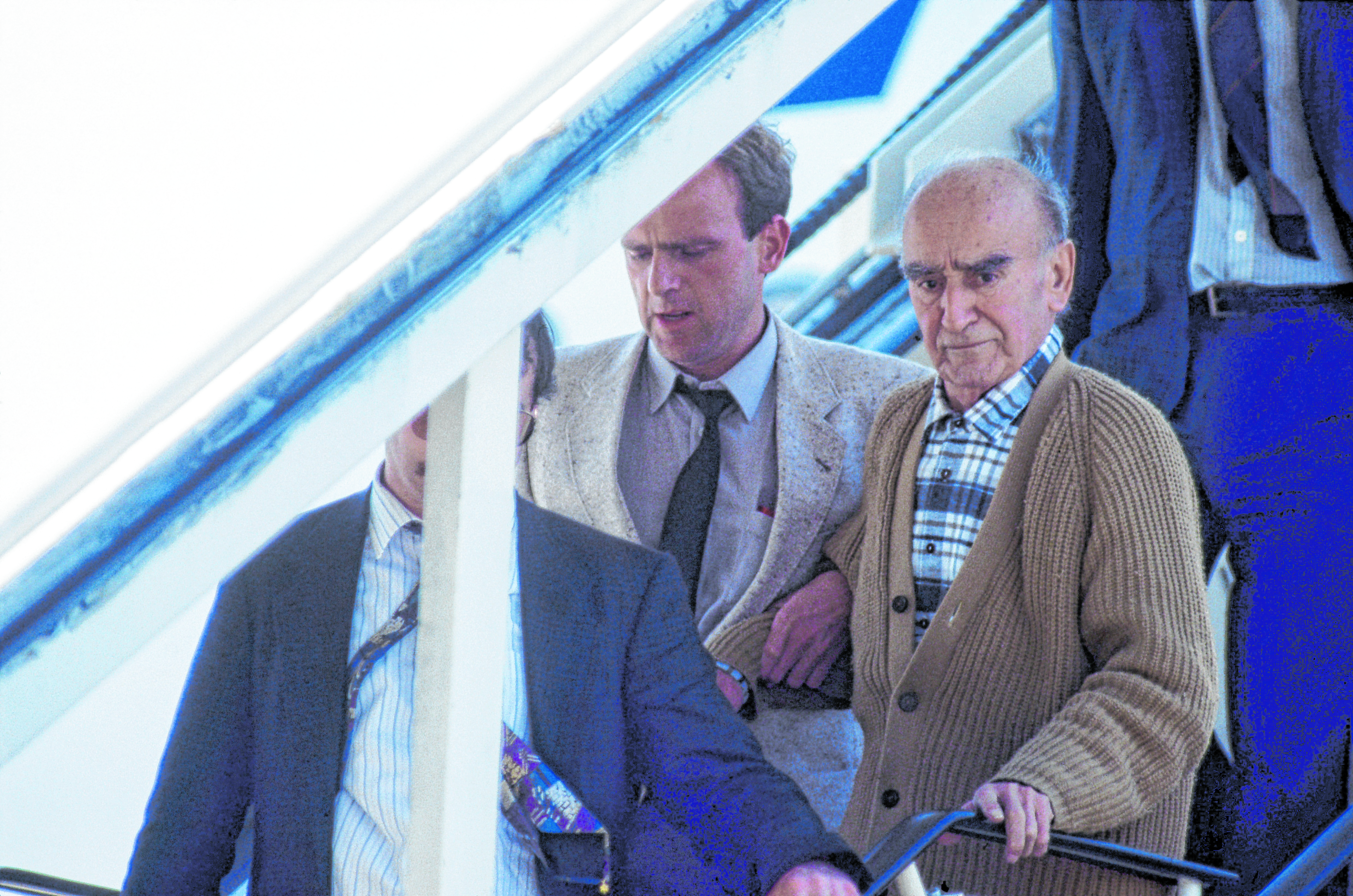 Ankunft von Josef Schwammberger am Flughafen Stuttgart, 3.5.1990.