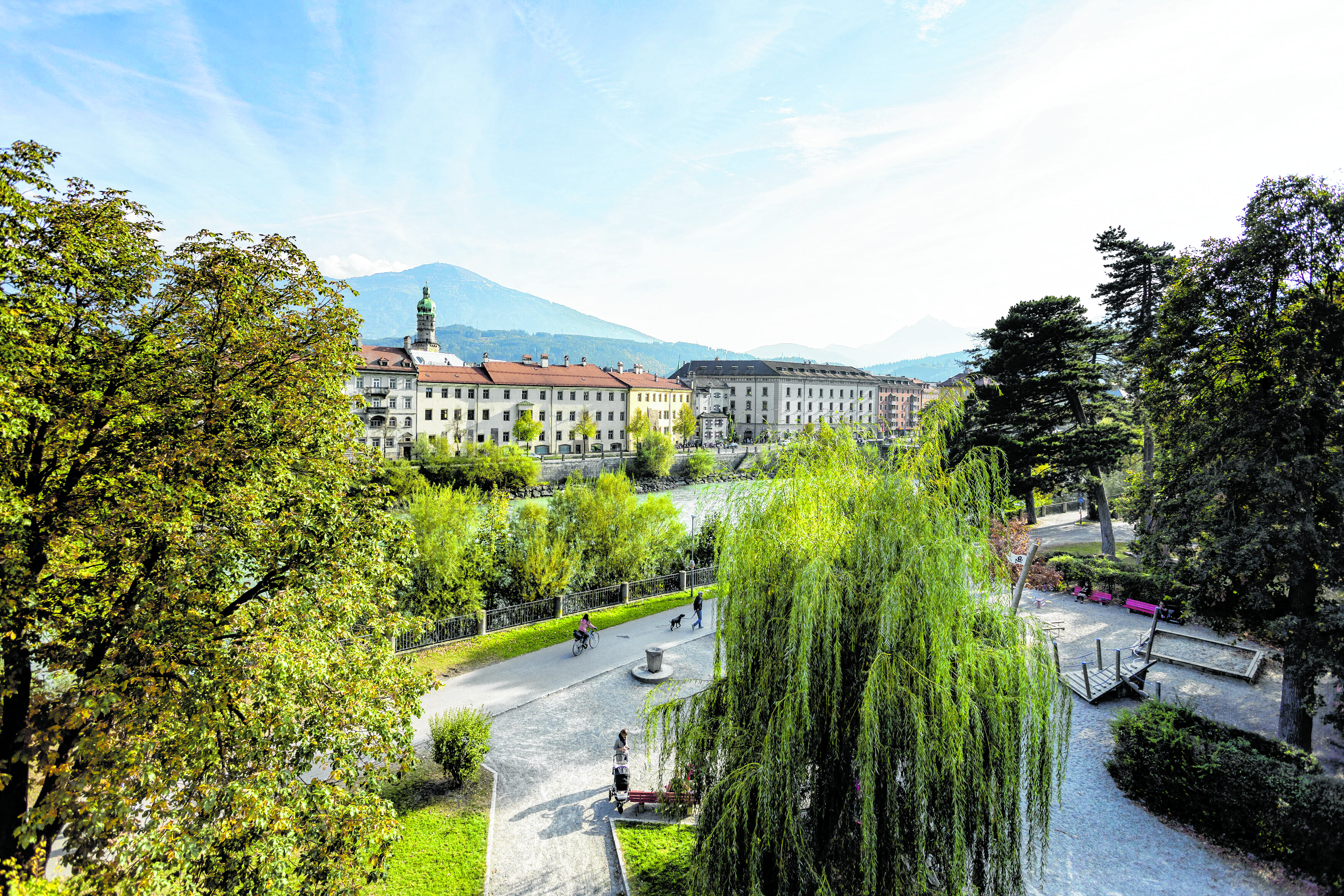 Klimafitte Stadtoasen sind jetzt schon Orte der Entspannung und Begegnung und gut für unsere Gesundheit. Wie alle Projekte des Amts Klimaneutrale Stadt wirken sie sich positiv auf Innsbrucks CO2-Bilanz aus.
