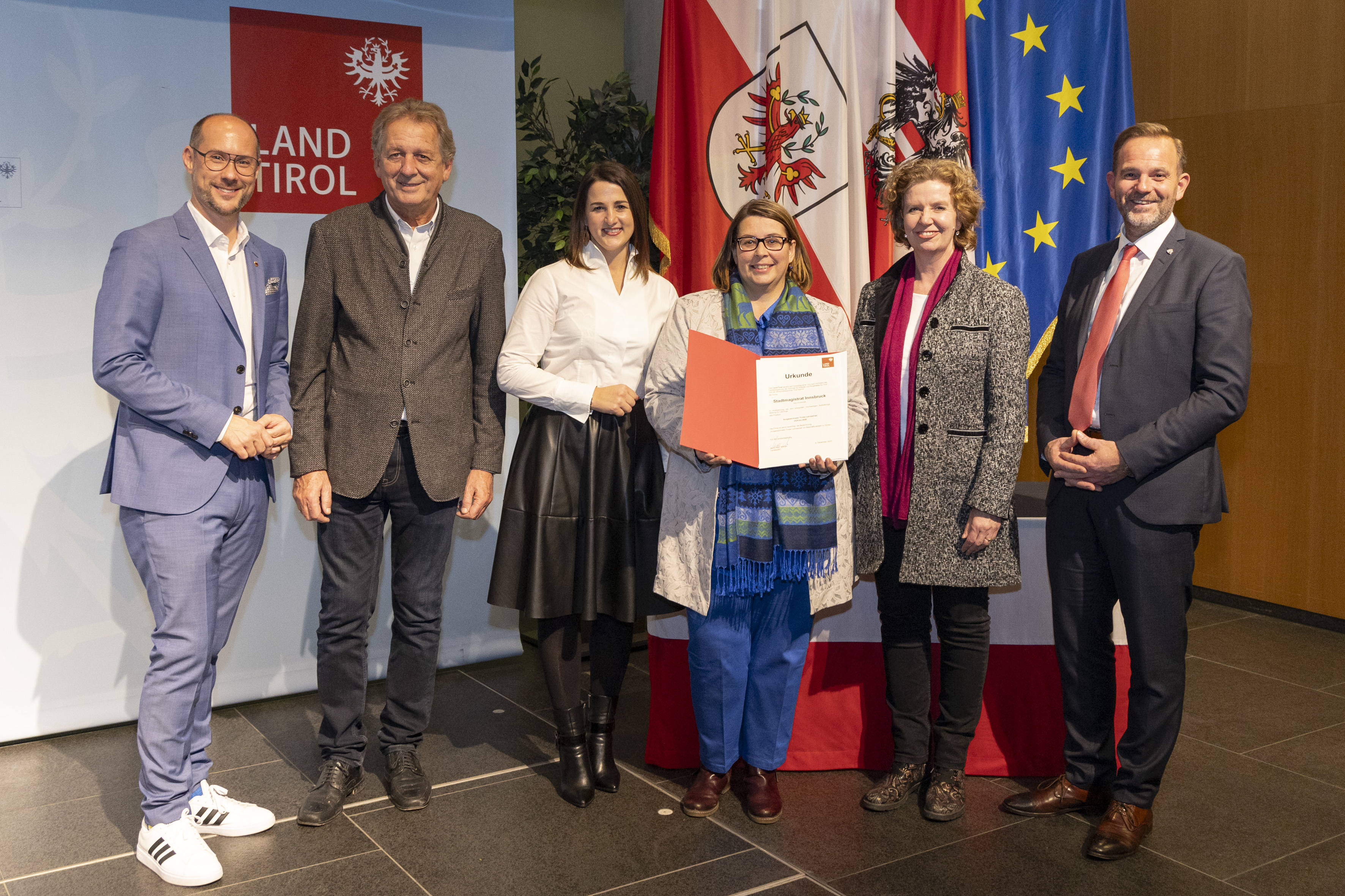(v.l.n.r.) Landesrat Mario Gerber, Präsident Erwin Zangerl (Arbeiterkammer Tirol), Landesrätin Astrid Mair, Lehrlingsbeauftragte Sabine Floßmann, Magistratsdirektorin Gabriele Herlitschka und Fachkräftekoordinator David Narr (Wirtschaftskammer Tirol) freuen sich über die Auszeichnung für die Lehre bei der Stadt Innsbruck.