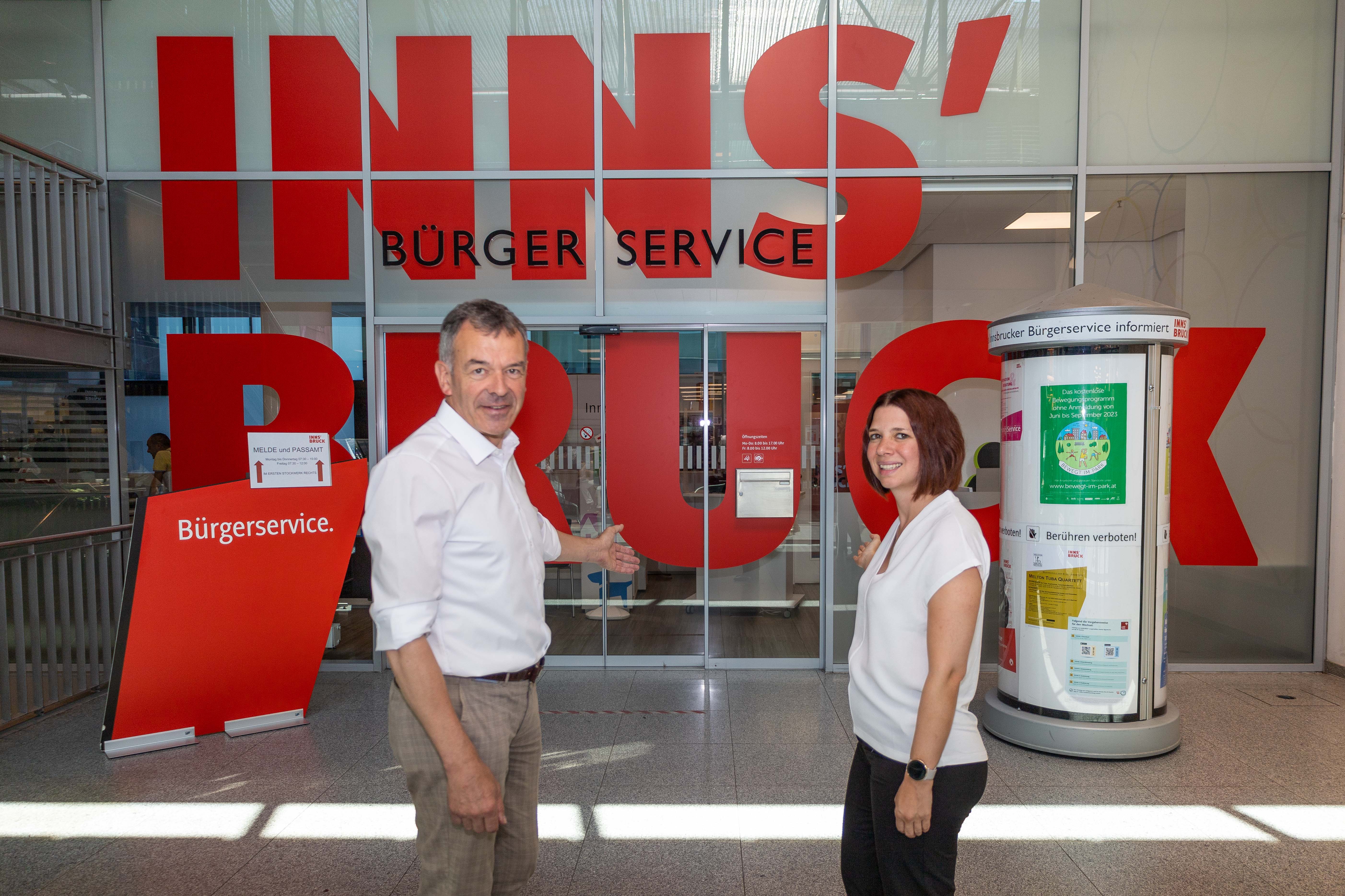 Bürgermeister Georg Willi (l.) und Teuerungsberatungs-Koordinatorin Sonja Lezuo (r.) laden zur Beratung im Bürgerservice und in den einzelnen Stadtteilen.