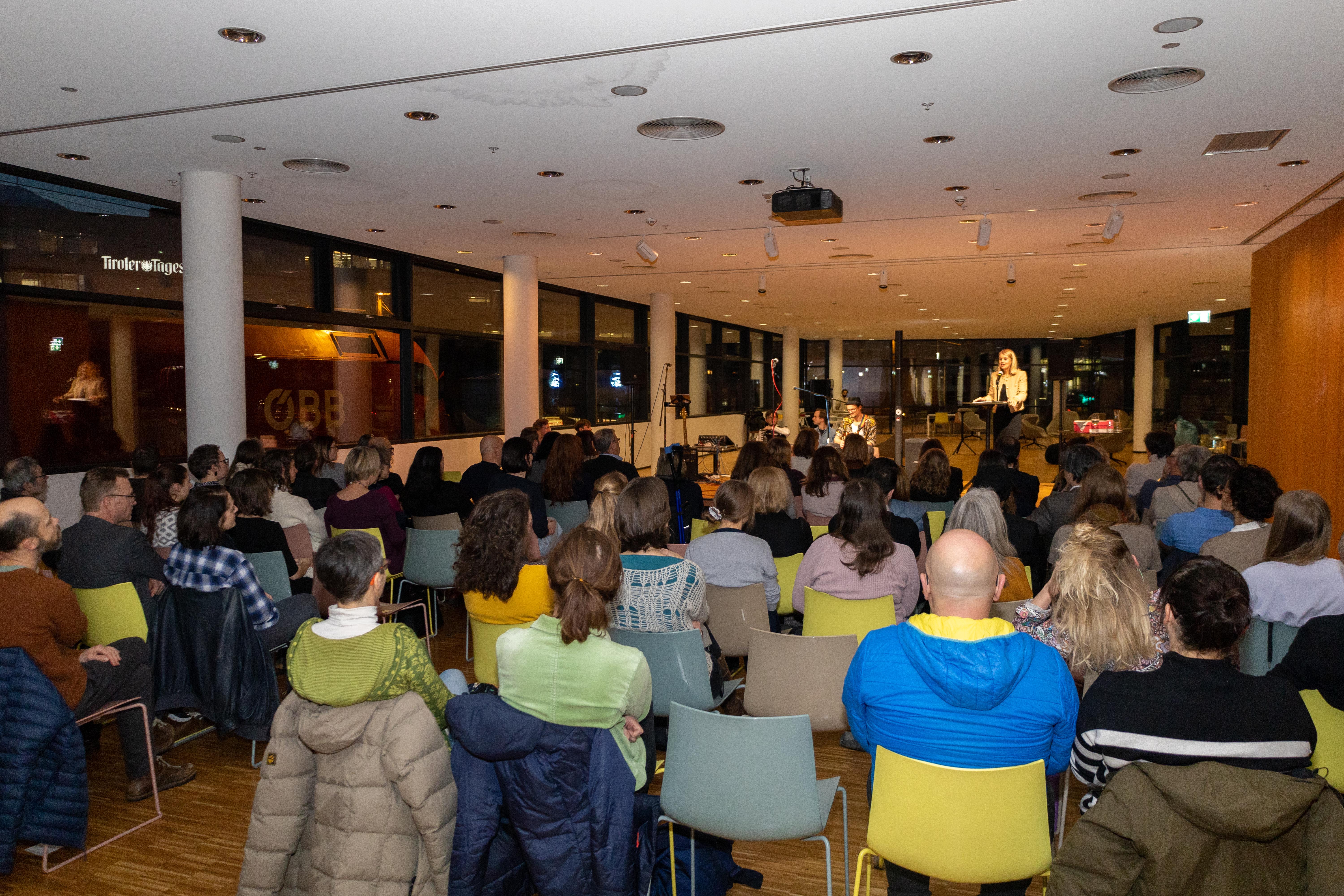 In der Innsbrucker Stadtbibliothek fanden sich zur Verleihung des Preises der Vielfalt 2023 zahlreiche Gäste aus den Bereichen Politik, Verwaltung, Kultur und Soziales ein.