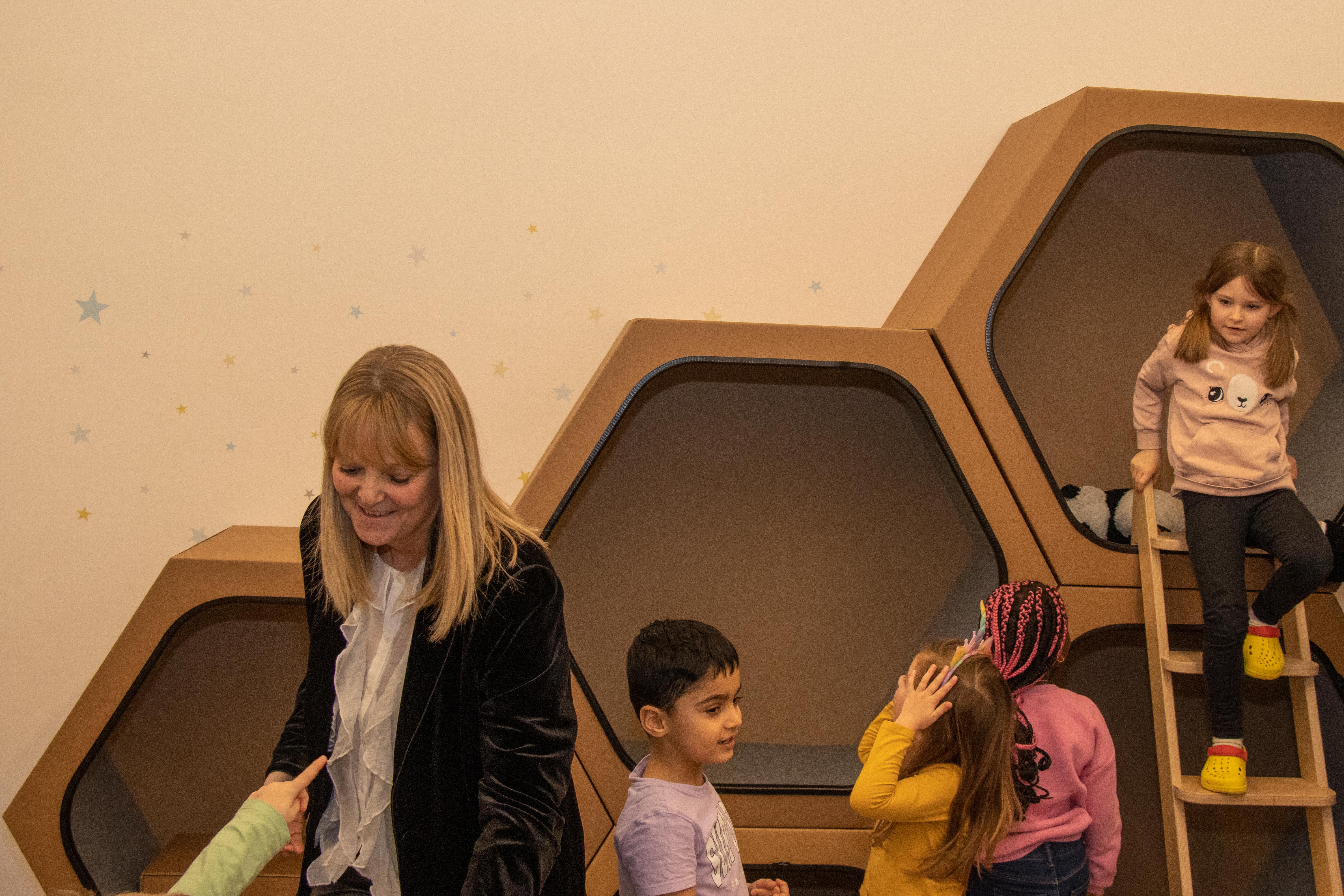 Kindergarten-Leiterin Carolin Plangger und ihr Kolleginnen zeigen sich begeistert von den neuen, hellen Räumlichkeiten, in denen sich die Kinder sichtlich wohl fühlen.