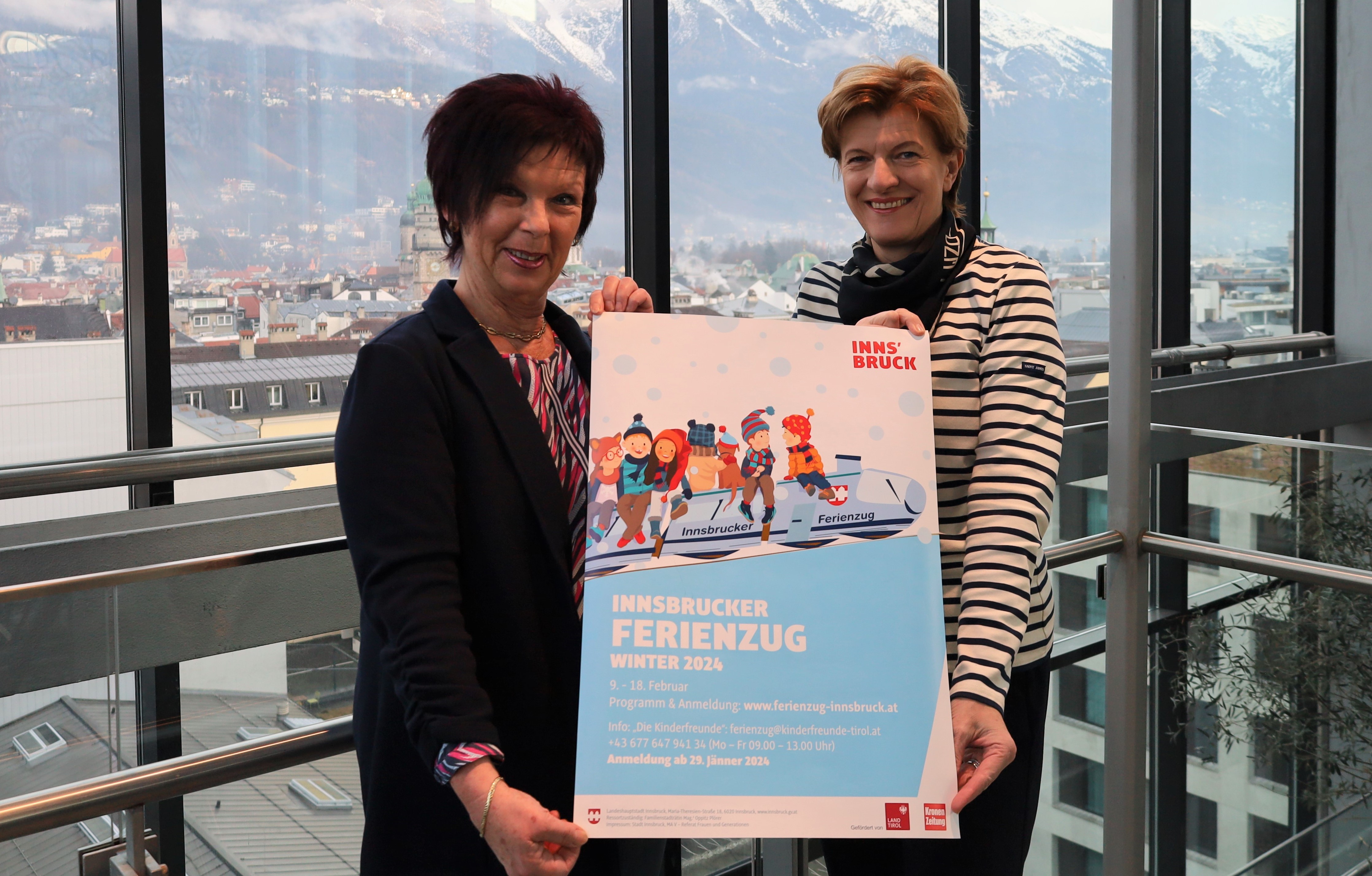 Stadträtin Christine Oppitz-Plörer und Referatsleiterin Uschi Klee (Frauen und Generationen) blicken dem Semesterferienzugstart freudig entgegen.