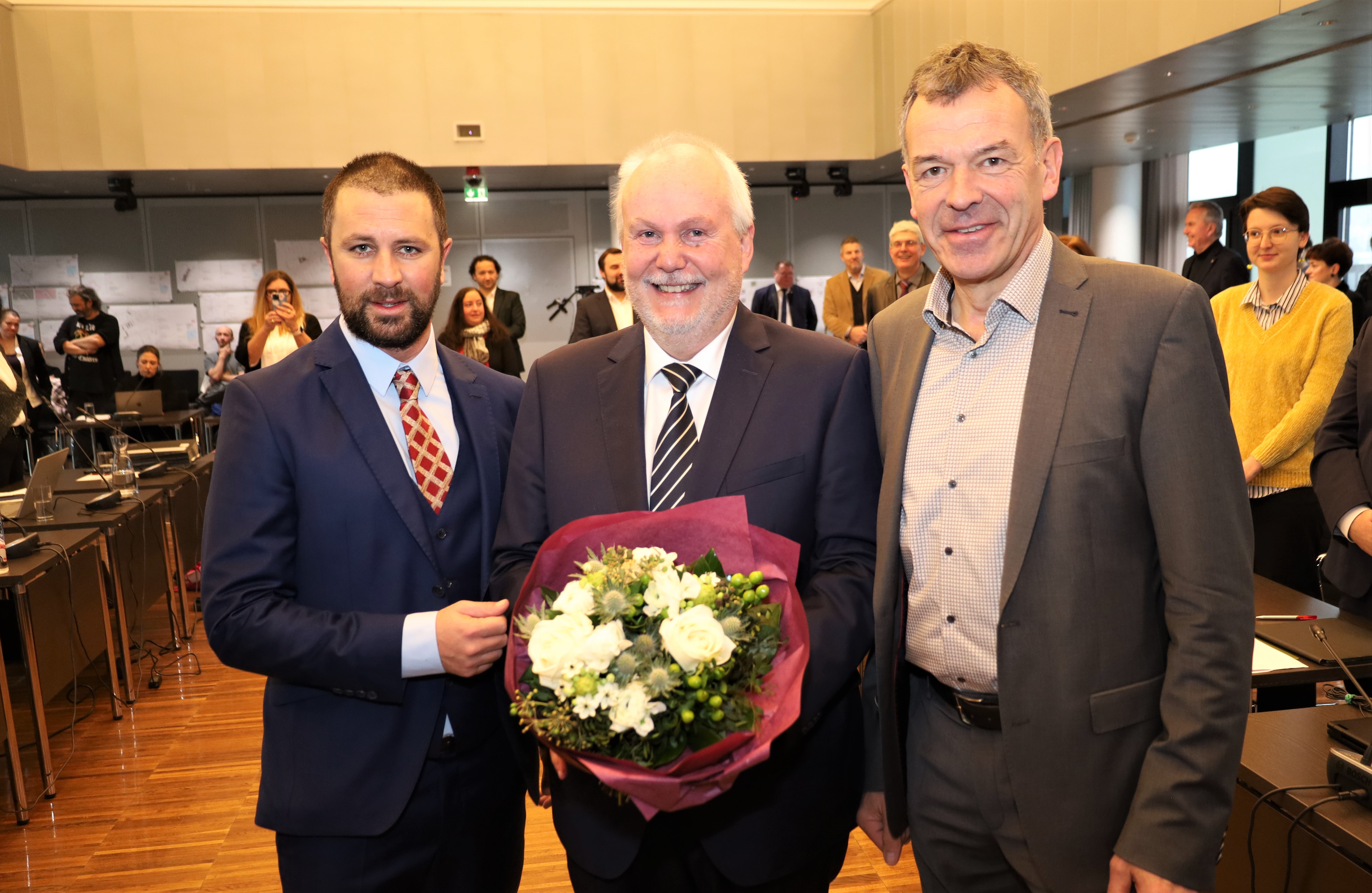 Andreas Wanker (M.) wurde von Landeshauptmann-Stellvertreter Georg Dornauer (l.) als zweiter Vizebürgermeister angelobt. Bürgermeister Georg Willi gratulierte.