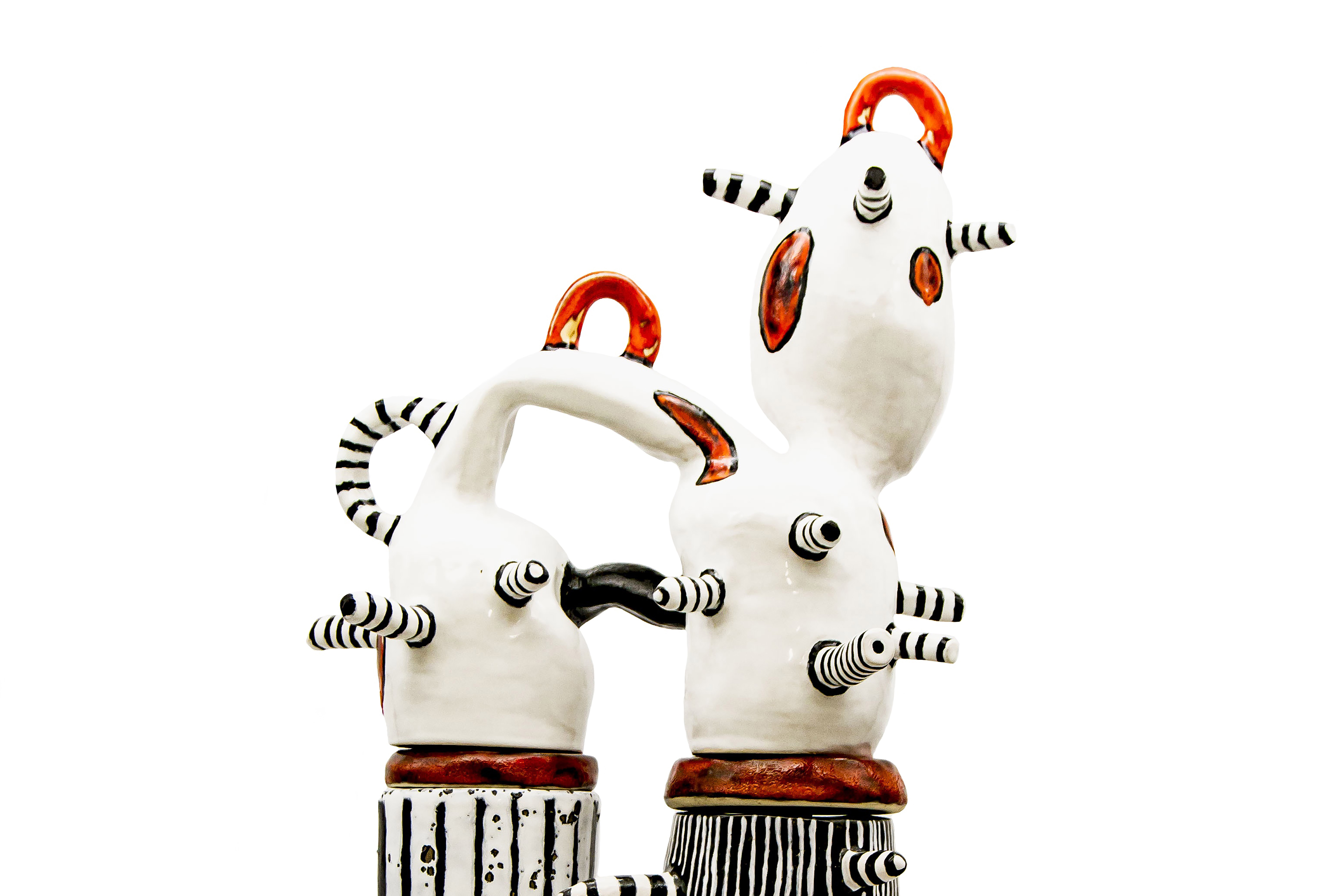 Yara Lettenbichler zeigt in ihrer Ausstellung von 1. Februar bis 23. März Kunstwerke aus glasierter Keramik wie hier "Zinnober" (Ausschnitt).