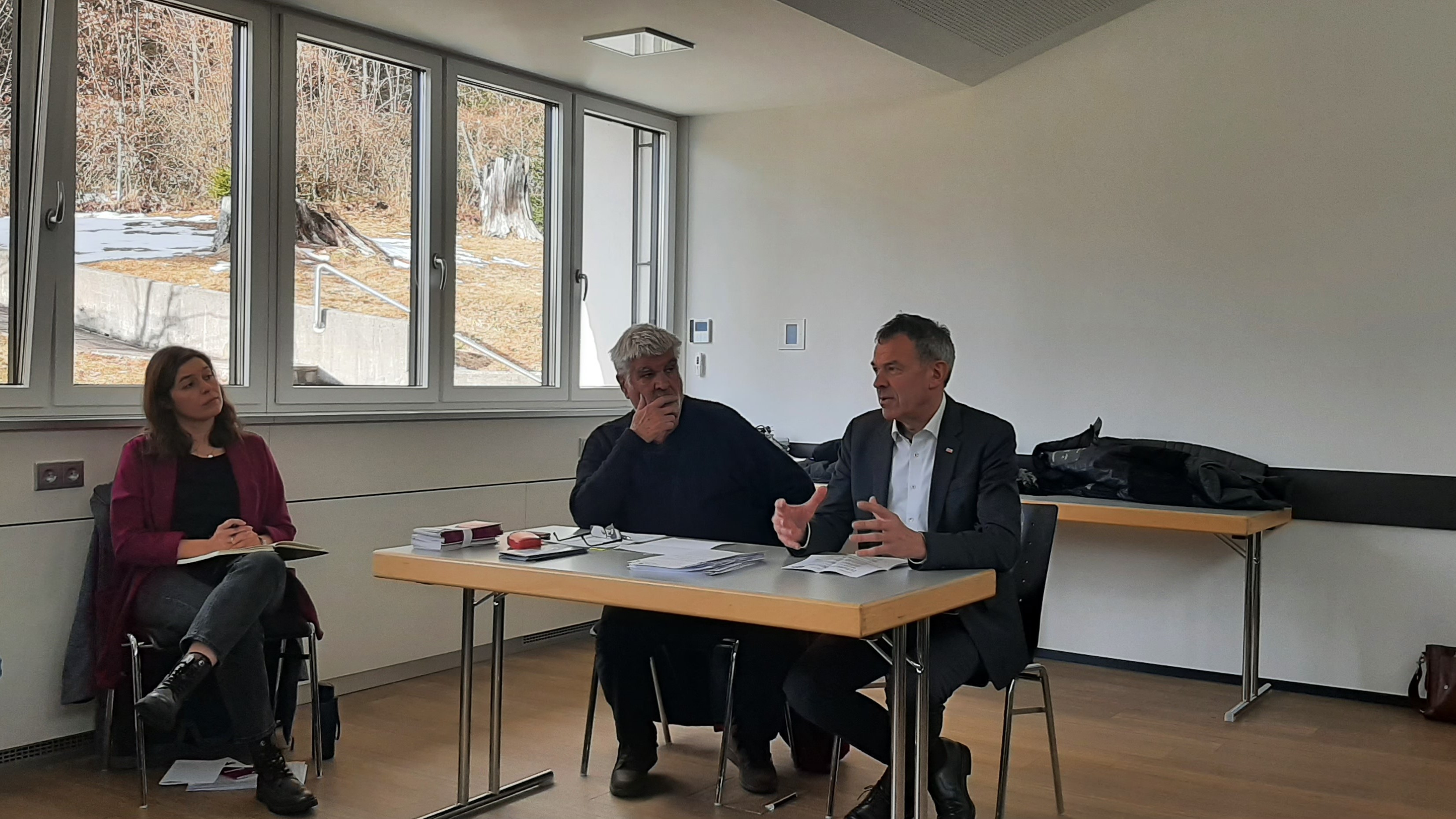Am 23. Jänner 2024 traf sich der AK Josefkreis im AK Bildungshaus Seehof auf der Hungerburg. In diesem von Stadtrat a. D. Dr. Lothar Müller und Christian Lezuo, BA von der Arbeiterkammer Tirol geleiteten Gremium kommen viele namhafte SystempartnerInnen aus den Bereichen Soziales, Pflege, Integration und Inklusion sowie VertreterInnen des öffentlichen Sektors mehrmals pro Jahr zusammen. Besondere Schwerpunkte sind dabei immer die Armutsprävention und das Thema Wohnen. In seiner Funktion als Ressortführender Soziales nahm auch Bürgermeister Georg Willi an der Veranstaltung teil. 

Nach der offiziellen Begrüßung durch die Vizepräsidentin der AK Tirol, Verena Steinlechner-Graziadei, dankte Bürgermeister Georg Willi allen anwesenden VertreterInnen für ihre professionelle Arbeit. Dabei betonte er: „Die Stadt Innsbruck unterstützt die von der AK Tirol vorgelegte Parlamentarische Bürgerinitiative zur Einbeziehung des Sozialstaatsprinzips in die österreichische Bundesverfassung. Die Gleichheit aller Menschen und die aufrichtige Bekämpfung von Armut und Wohnungslosigkeit sowie die Umsetzung der Ziele der UN-Behindertenkonvention sind uns besonders wichtig.“ Zusätzlich gab der Bürgermeister, der vom städtischen Amt Wohnungsservice und der Sozialplanung - Sozialkoordination begleitet wurde, einen Überblick über die in Aussicht genommenen Maßnahmen der Stadt Innsbruck: „Bereits seit Frühjahr 2023 sind sowohl der Sozialplan 2030 als auch der Sozialroutenplan auf der städtischen Homepage bzw. im geoHub online verfügbar. Im Haus an der Sill wird in Kürze eine neue ISD Sozialkontaktstelle in Betrieb gehen, die magistratsinternen Vorarbeiten zur Einführung einer FAIRCARD stehen unmittelbar vor ihrem Abschluss und die städtische Teuerungsberatung im Bürgerservice wird von der Bevölkerung sehr gut angenommen.“ Abschließend hielt Bürgermeister Georg Willi fest: „Zudem haben wir in einem breit angelegten und konstruktiven Prozess einen gelungenen Vorschlag zur Reform der Vormerk- und Vergaberichtlinien für städtische Wohnungen erarbeitet. Dieser liegt nun dem Gemeinderat vor. Ich hoffe und werde Alles dafür tun, dass wir diese notwendige systemische Neuaufstellung auch beschließen und in Umsetzung bringen können.“