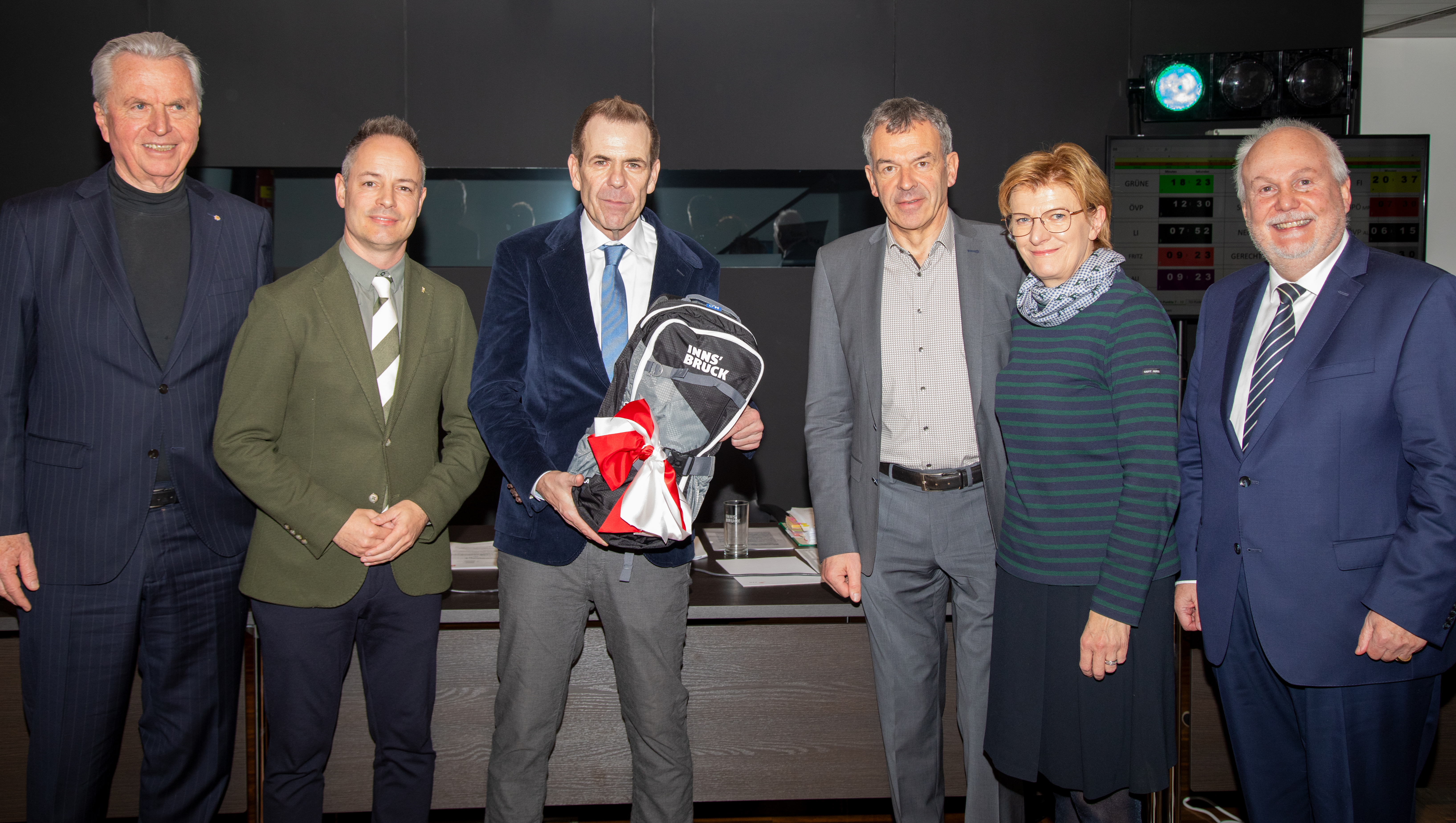 Besuch aus Brüssel im Innsbrucker Gemeinderat: Im Jänner war MEP Harald Vilimsky im 6. Stock des Rathauses zu Gast und referierte zum Thema „Migrationspakt, Grüner Deal und Ausblick auf die EU-Wahl 2024" (3. v.l., mit Bürgermeister Georg Willi, 3. v.r., und weiteren Mitgliedern des Stadtsenats).
Bis April sind vier Abgeordnete des Europäischen Parlaments (MEP) im Innsbrucker Gemeinderat eingeladen, ihre Standpunkte im Rahmen der Gemeinderatssitzungen zu präsentieren.