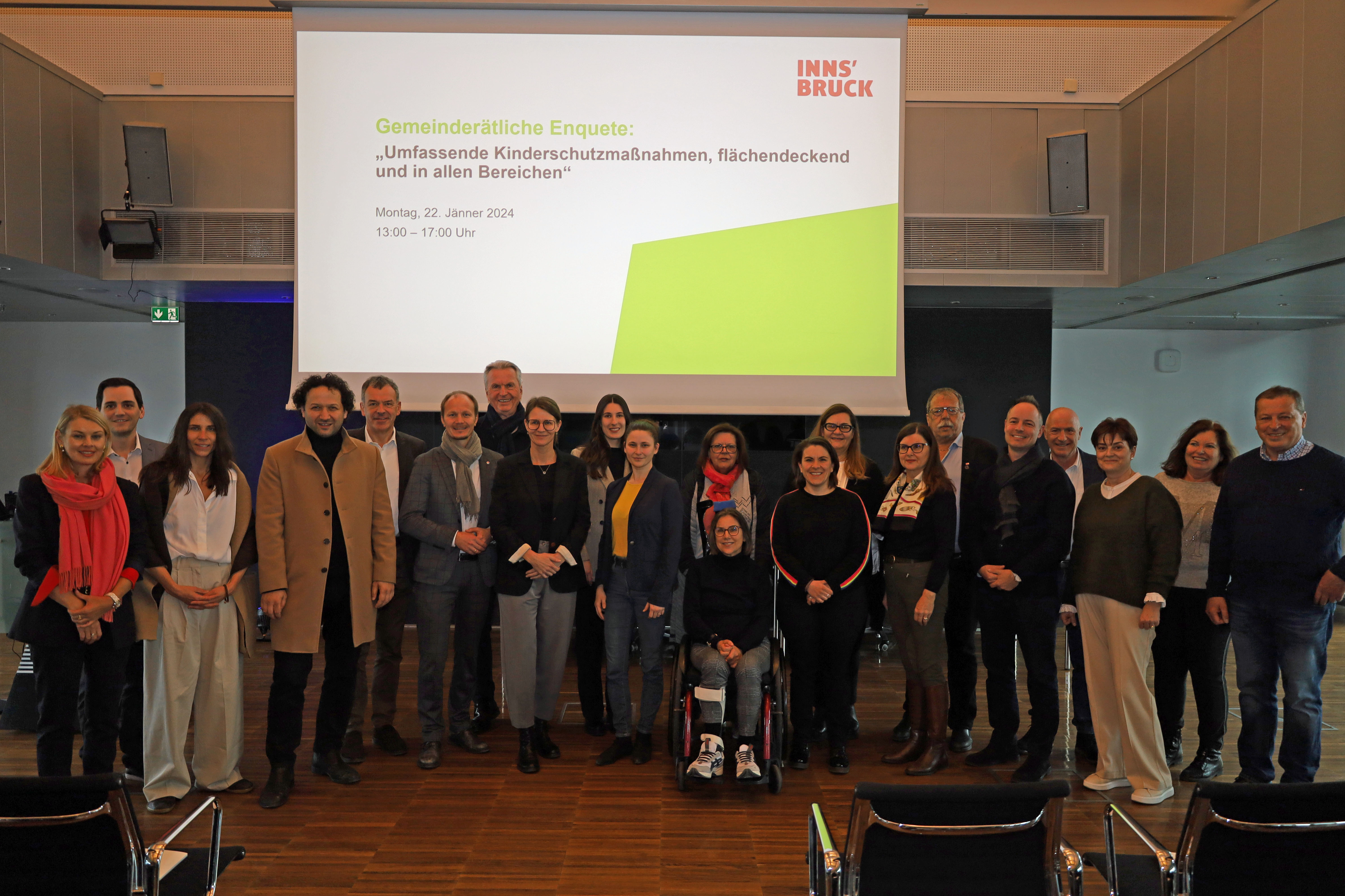 Bürgermeister Georg Willi (5.v.l.), Vizebürgermeister Markus Lassenberger (5.v.r.), Stadträtin Elisabeth Mayr (l.), Stadtrat Rudolf Federspiel (7.v.l.) und VertreterInnen des Innsbrucker Gemeinderats begrüßten die Vortragenden Raphael Hölbling (2.v.l.), Petra Sansone (8.v.l.), Simone Altenberger (9.v.l.) und Sandra Fiedler (10.v.l.) im Plenarsaal.