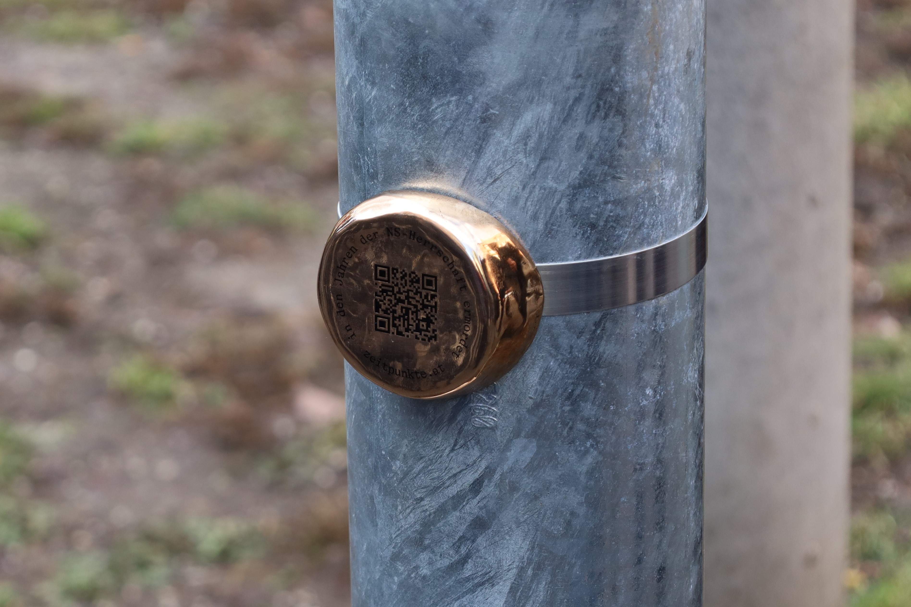 Begleitet wird das Gedenkzeichen von einem QR-Code, der auf die Website www.zeitpunkte.at verweist, wo weitere Informationen zu den Biografien und Standorten abgerufen werden können.