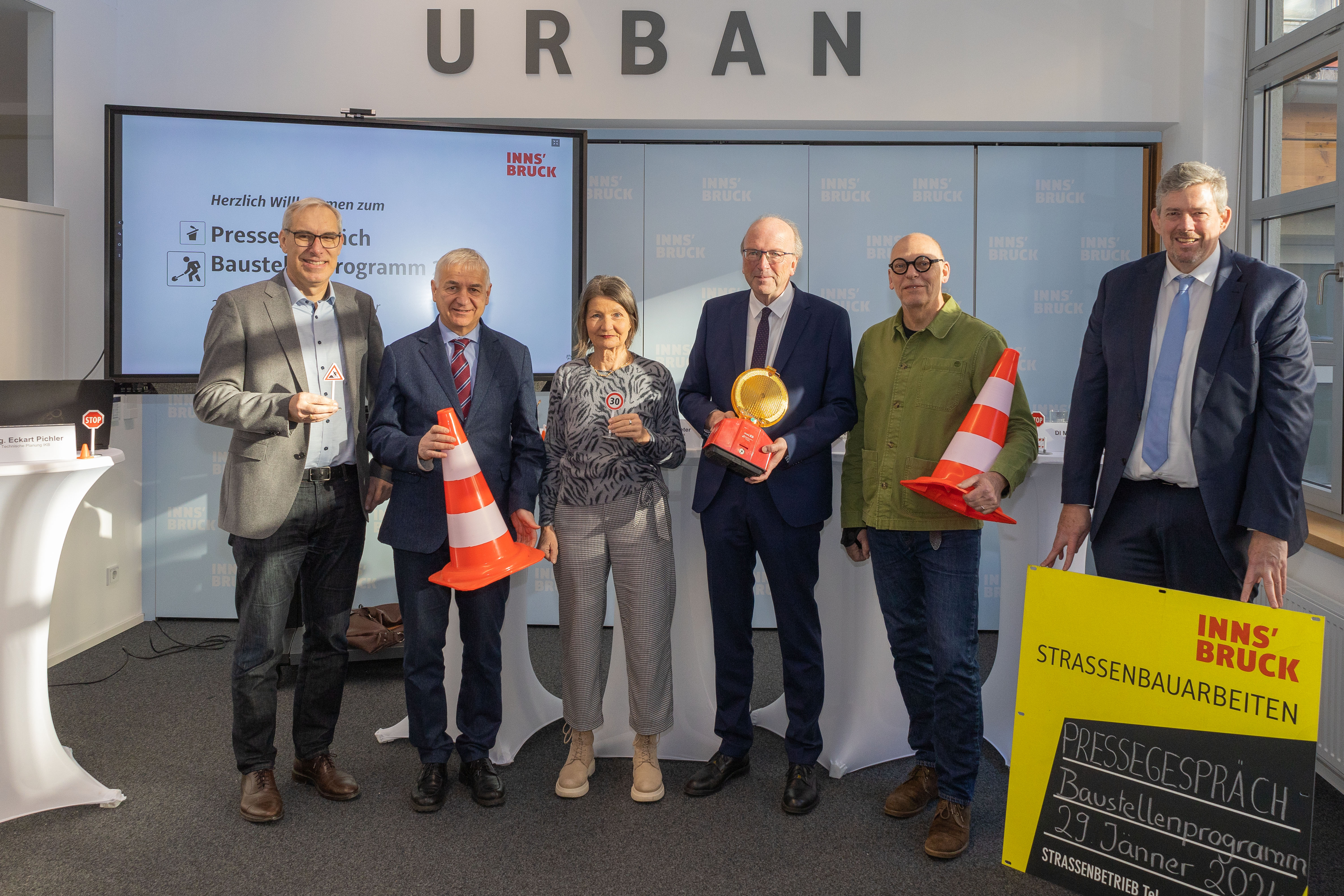 BU: Präsentierten die gemeinsame Baustellenkoordination: (v. l.) Eckart Pichler (Zentrale Technische Planung IKB), Amtsvorstand Walter Zimmeter (Tiefbau), Stadträtin Uschi Schwarzl, IKB-Vorstandsvorsitzender Helmuth Müller, IVB-Geschäftsführer Martin Baltes und TIGAS-Geschäftsführer Georg Tollinger.