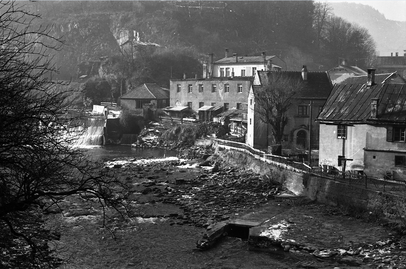 Blick von der Trientnerbrücke nach Süden auf den Sillfall, rechts die alten Gewerbebetriebe Klostergasse 10–14, 1955. Foto: Kurt Reuter