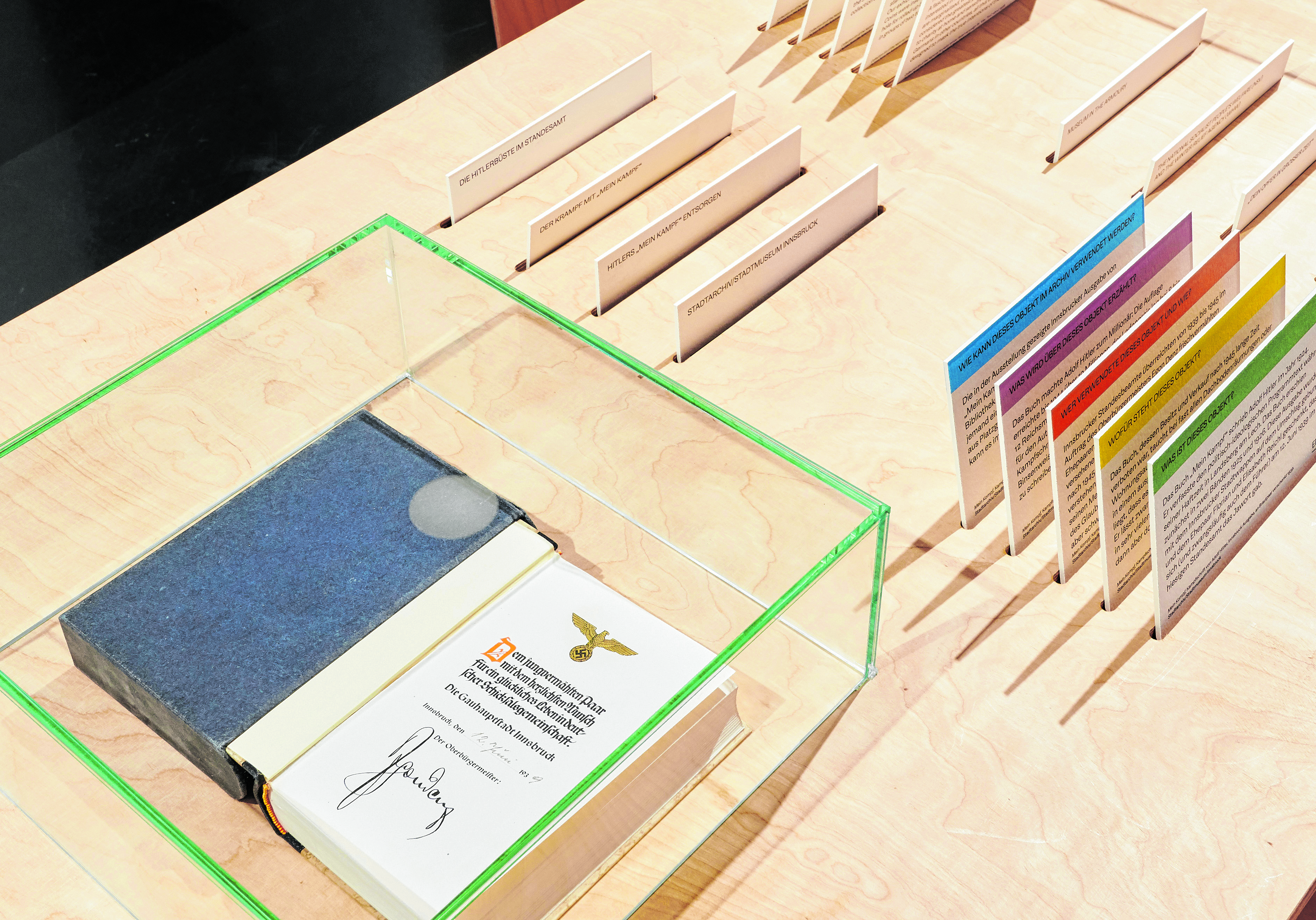 „Mein Kampf“ von Adolf Hitler, Innsbruck-Ausgabe, Stadtarchiv/Stadtmuseum Innsbruck. Auf der ersten Seite wünscht Bürgermeister Egon Denz den damit beschenkten neu vermählten Paaren ein „glückliches Leben in deutscher Schicksalsgemeinschaft“.
