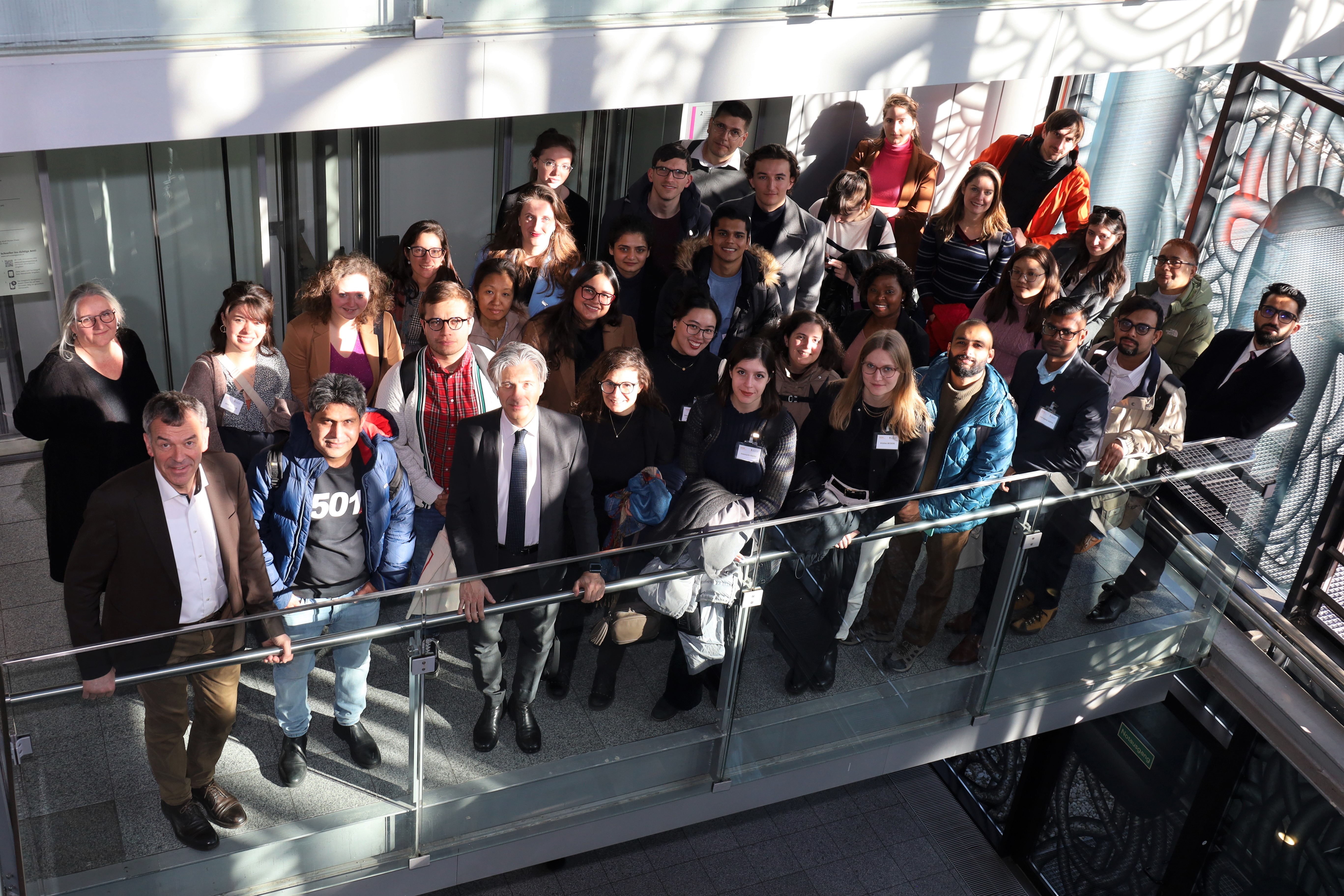 Am 5. Februar empfing Innsbrucks Bürgermeister Georg Willi den aktuellen Jahrgang der EURAC Winter School wieder im Innsbrucker Rathaus. Im Zuge des gemeinsamen Projekts der Leopold-Franzens-Universität Innsbruck und des privaten Forschungsinstituts EURAC Research forschen Studierende aus zahlreichen Staaten zwei Wochen lang zu einem jährlich wechselnden Thema - in diesem Jahr: "Federalism and Sustainability"  Nach der Begrüßung im Stadtsenatssitzungszimmer wurden die Studierenden durch das Rathaus geführt und bekamen im Austausch mit Bürgermeister Georg Willi Einblicke in die kommunalpolitische Praxis.