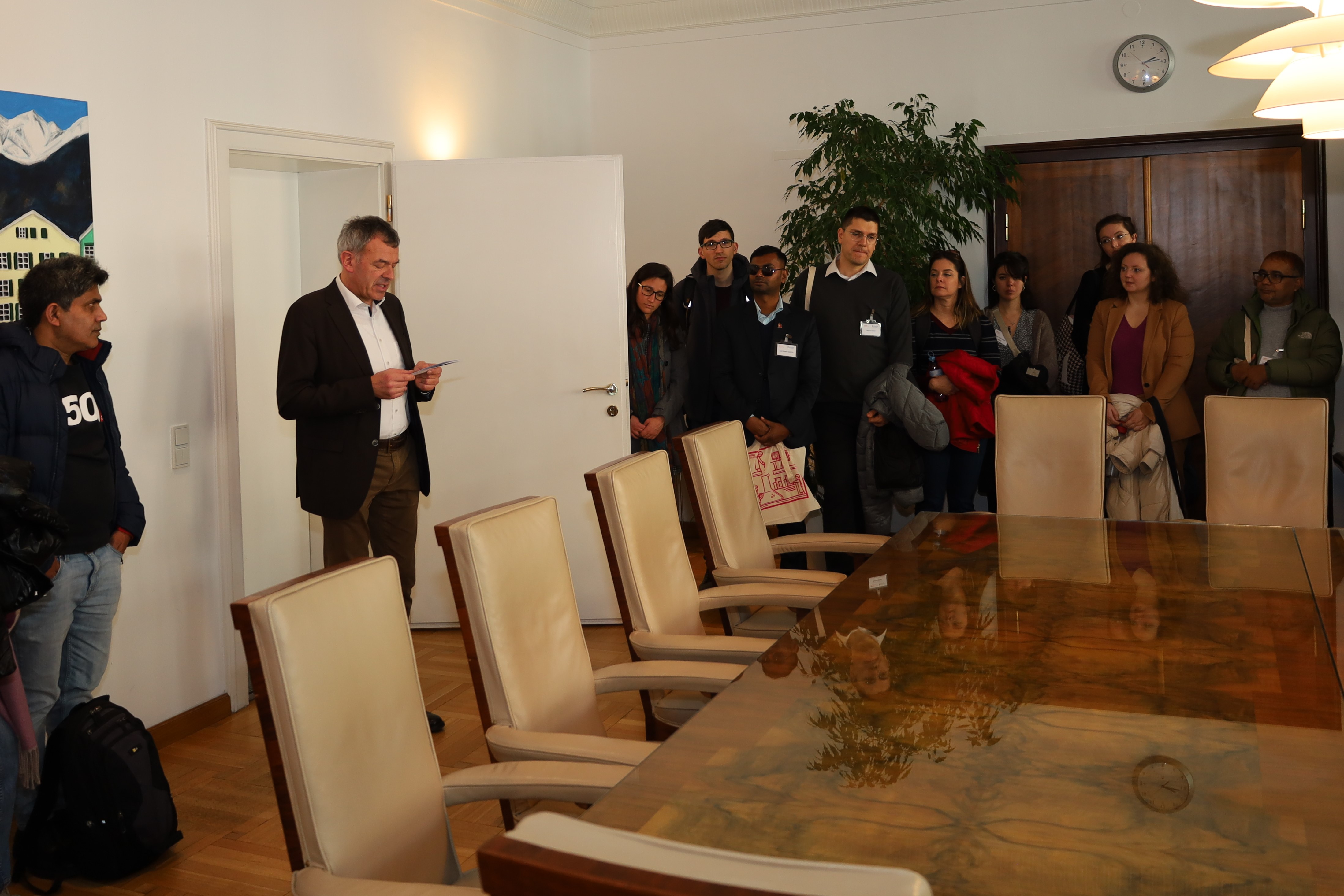 Am 5. Februar empfing Innsbrucks Bürgermeister Georg Willi den aktuellen Jahrgang der EURAC Winter School wieder im Innsbrucker Rathaus. Im Zuge des gemeinsamen Projekts der Leopold-Franzens-Universität Innsbruck und des privaten Forschungsinstituts EURAC Research forschen Studierende aus zahlreichen Staaten zwei Wochen lang zu einem jährlich wechselnden Thema - in diesem Jahr: "Federalism and Sustainability"  Nach der Begrüßung im Stadtsenatssitzungszimmer wurden die Studierenden durch das Rathaus geführt und bekamen im Austausch mit Bürgermeister Georg Willi Einblicke in die kommunalpolitische Praxis.