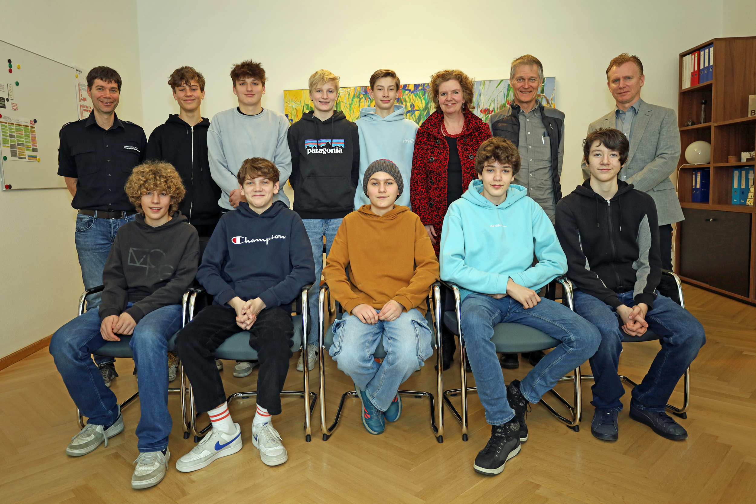 Am Dienstag, 6. Februar 2024, statteten neun Schüler des Bundesrealgymnasiums Sillgasse gemeinsam mit ihrem Lehrer, Direktor-Stv. Ernst Krall, (2.v.r., stehend) dem Magistrat Innsbruck einen Besuch ab. Manfred Hirsch (l., stehend), Referent Gebäude- und Wohnungsregisters (GWR), und Christian Kugler (r., stehend), Amtsvorstand Bau- und Feuerpolizei, gewährten den Schülern interessante Einblicke in den Magistratsalltag. Auch Magistratsdirektorin Gabriele Herlitschka (3.v.r., stehend) nahm sich gerne für die Gymnasiasten Zeit und stand ihnen für Fragen zur Verfügung.