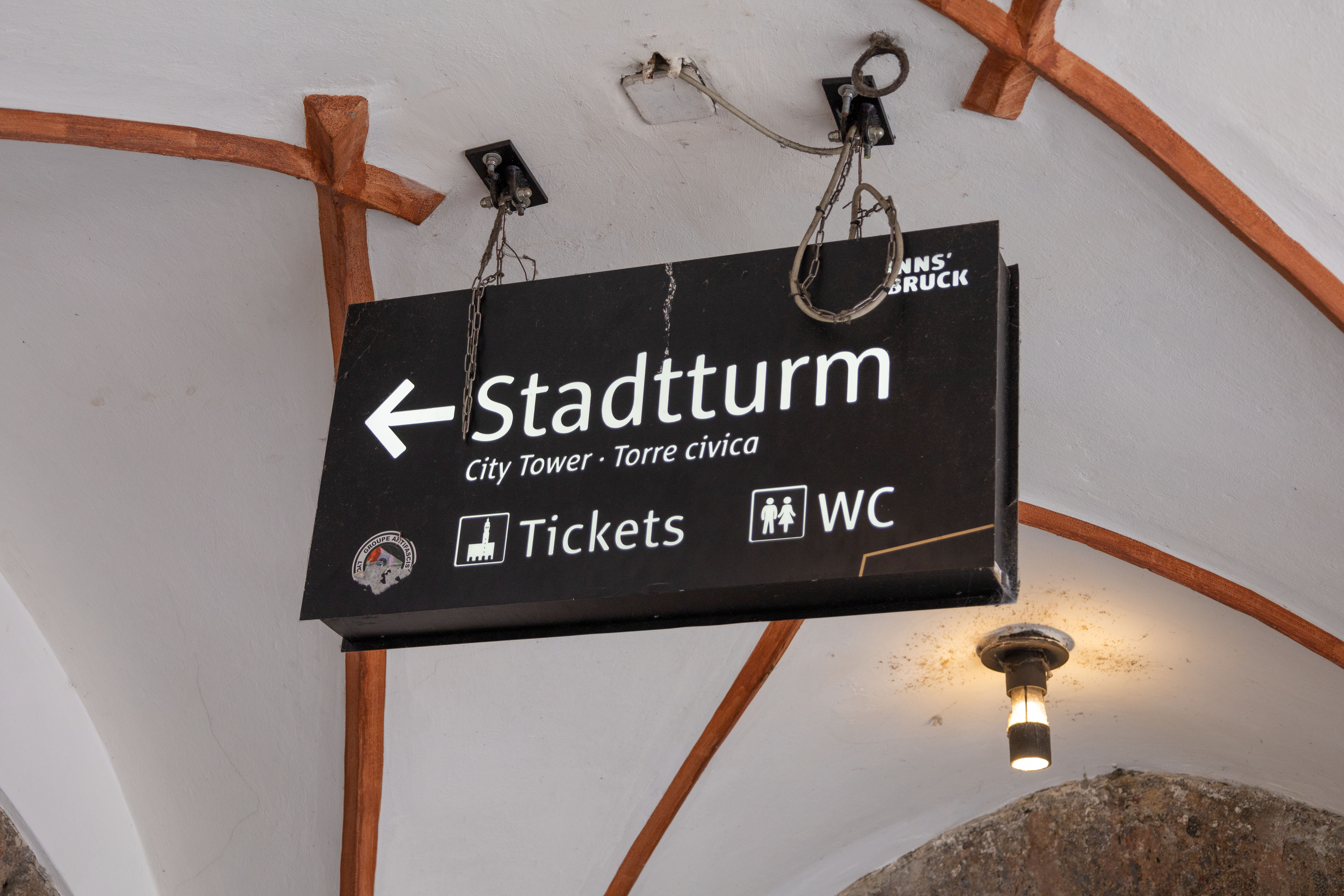 Nicht nur beim Stadtturm in der Innsbrucker Altstadt, auch bei den städtischen Friedhöfen stehen öffentliche Toilettenanlagen zur Verfügung.