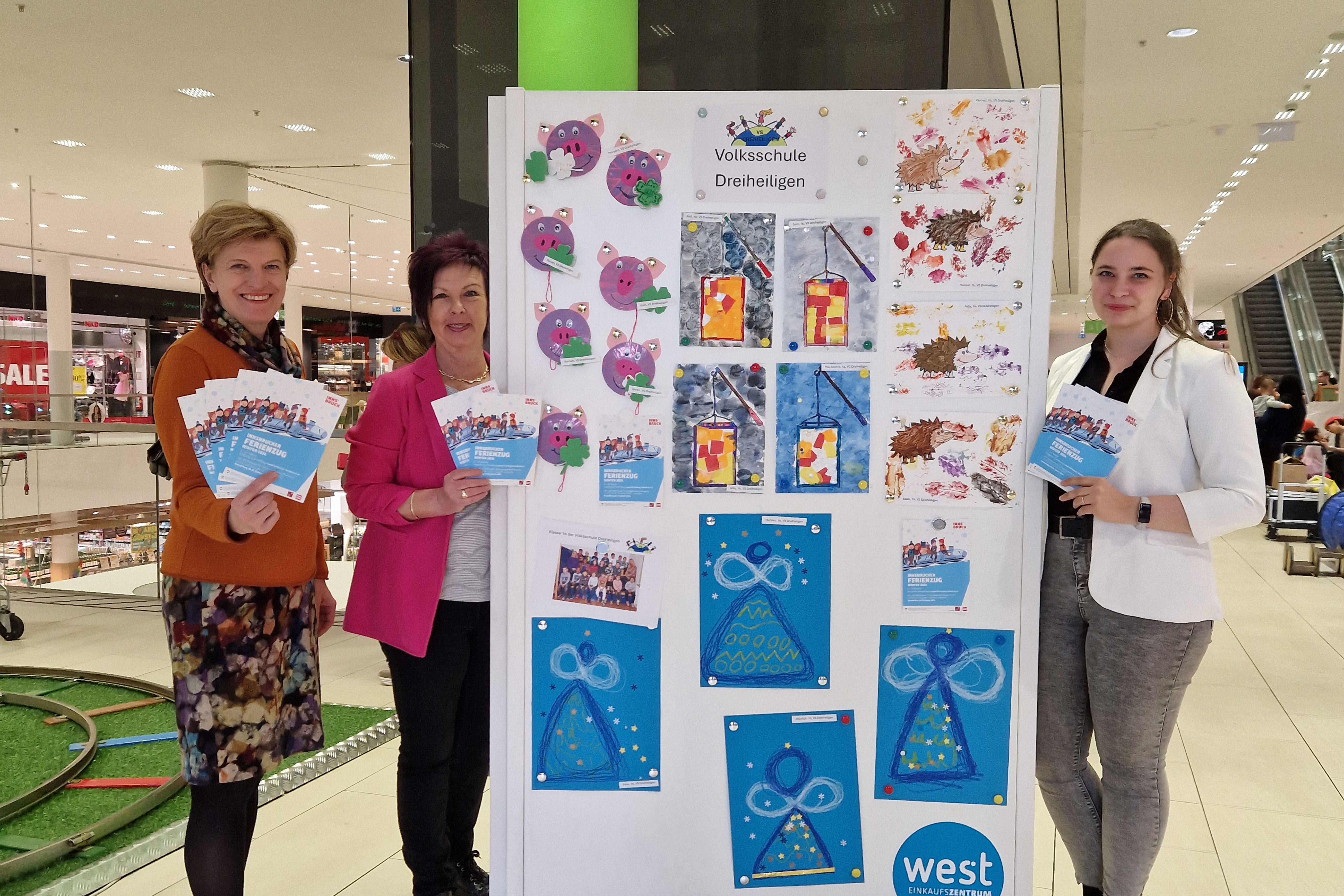 Mit einer Ausstellung von Kinderzeichnungen und einem großen Familienfest im Einkaufszentrum west startete der Innsbrucker Ferienzug in die Semesterferien. Familienstadträtin Christine Oppitz-Plörer freute sich gemeinsam mit Uschi Klee und Eva Pichler vom Referat Frauen und Generationen, dass die Stadt Innsbruck mit 60 Veranstaltungen wieder verlässliche und abwechslungsreiche Kinderbetreuung in der Semesterferienwoche garantieren kann.