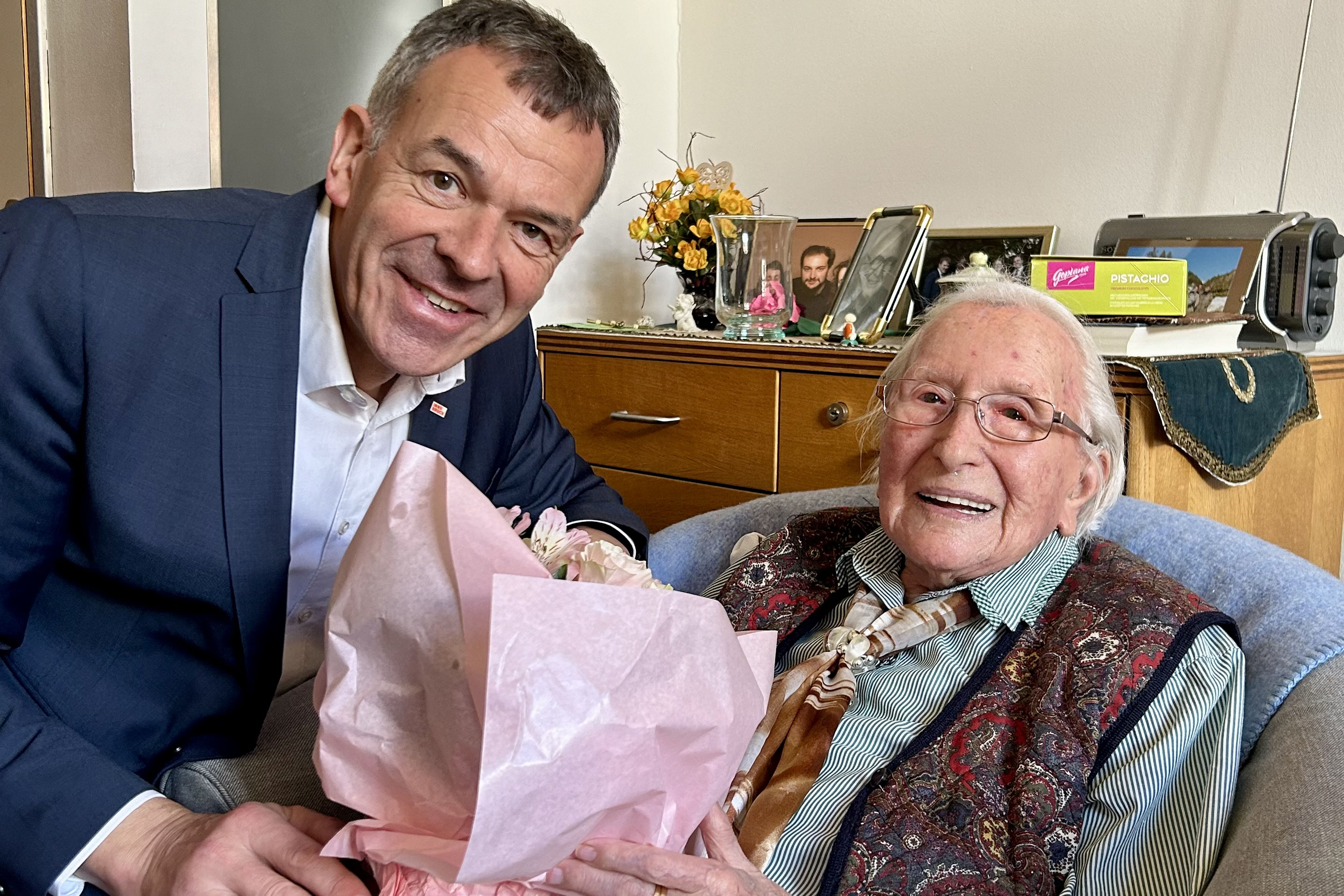 Bürgermeister Georg Willi gratulierte im Wohnheim Saggen Frau Hildegard Aranyossy zum 102. Geburtstag.