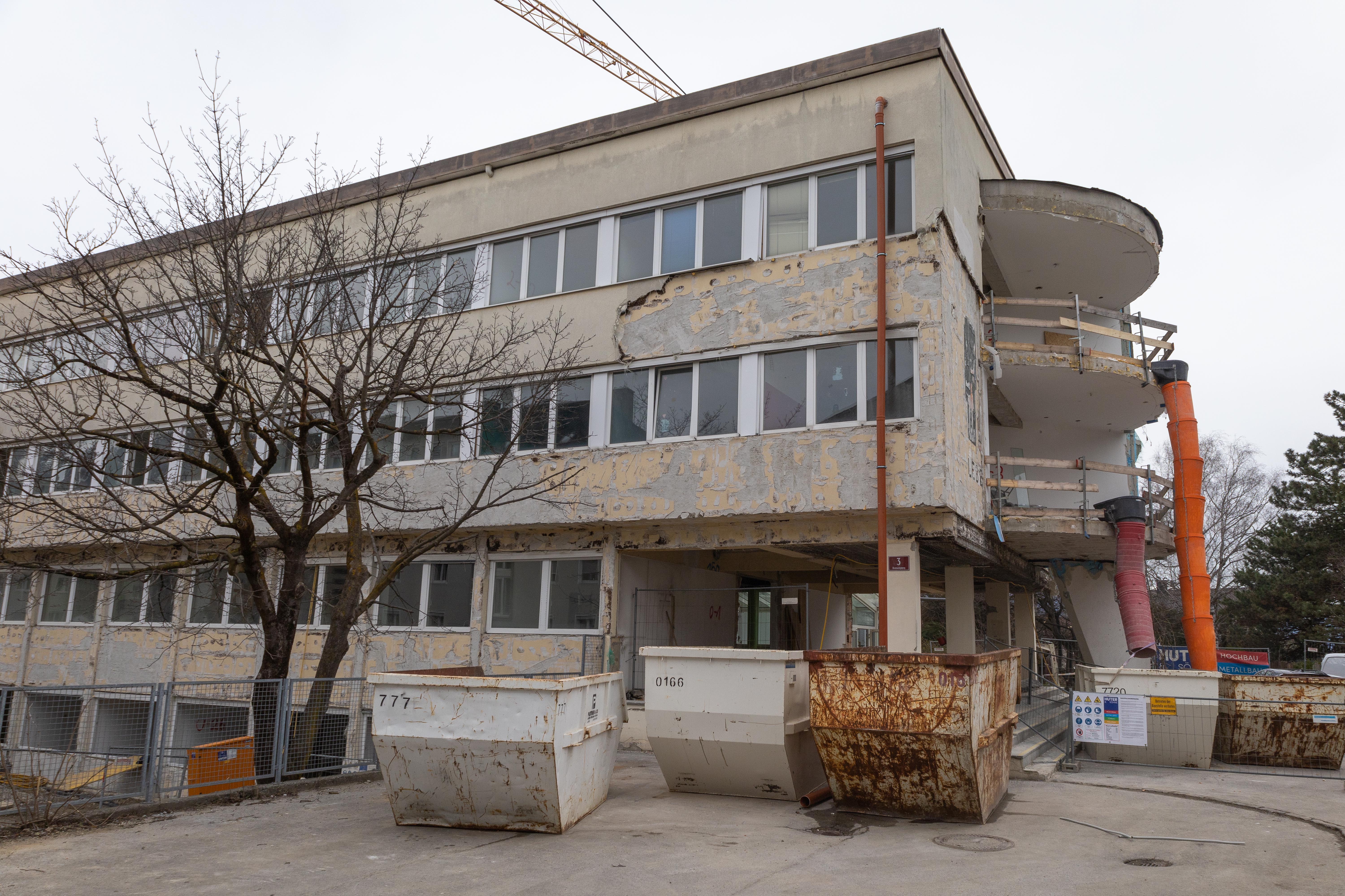 Die Abbrucharbeiten am bestehenden Areal in Amras haben bereits begonnen.