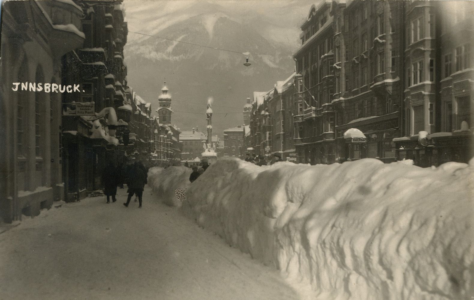 Blick in die tiefverschneite Maria-Theresien-Straße, um 1930.