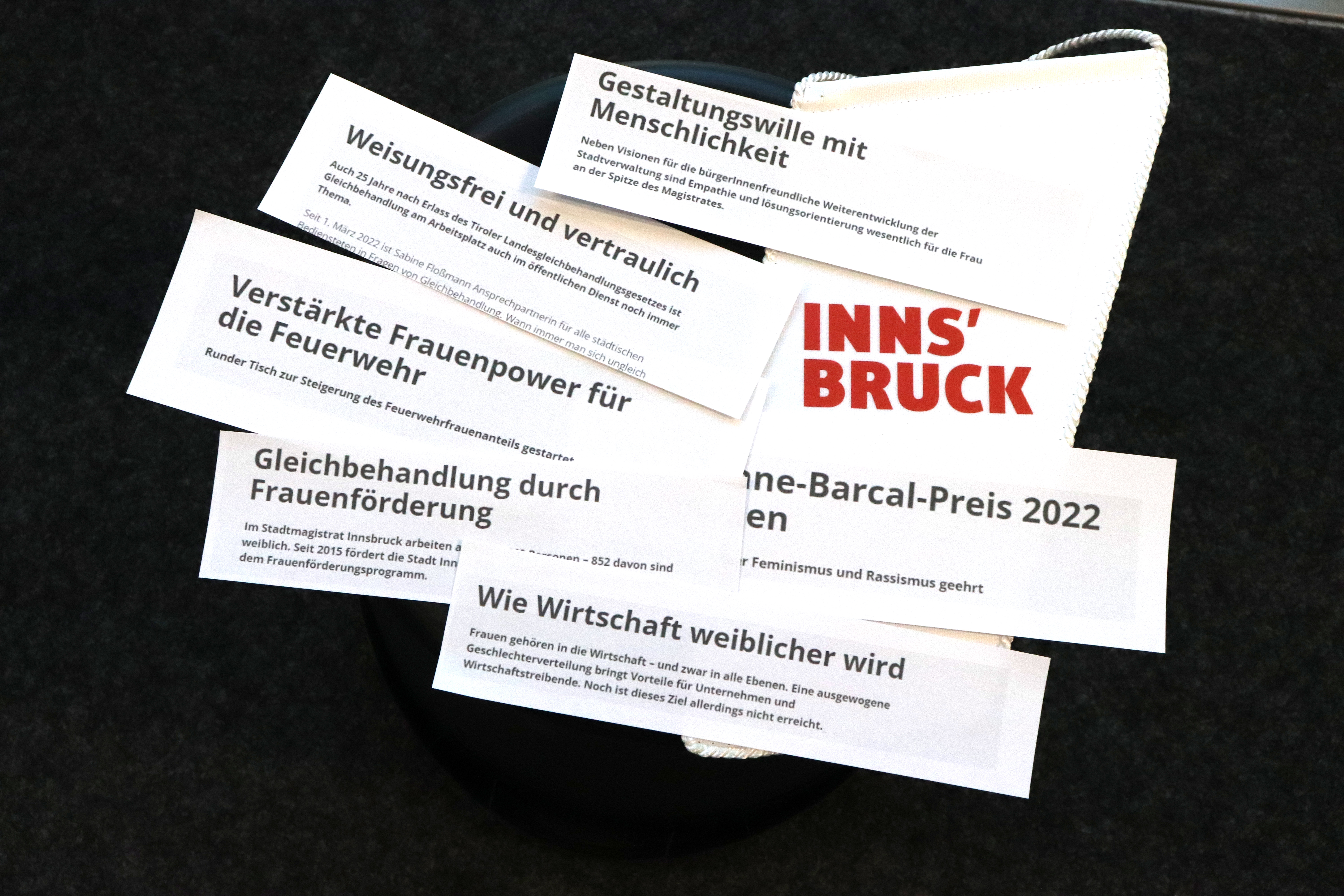 Ein Blick auf die Titel der letzten Jahre von "Innsbruck informiert" offenbart, dass Frauen und Frauenthemen immer wieder im Fokus stehen, nicht nur im Magistrat, nicht nur im März.