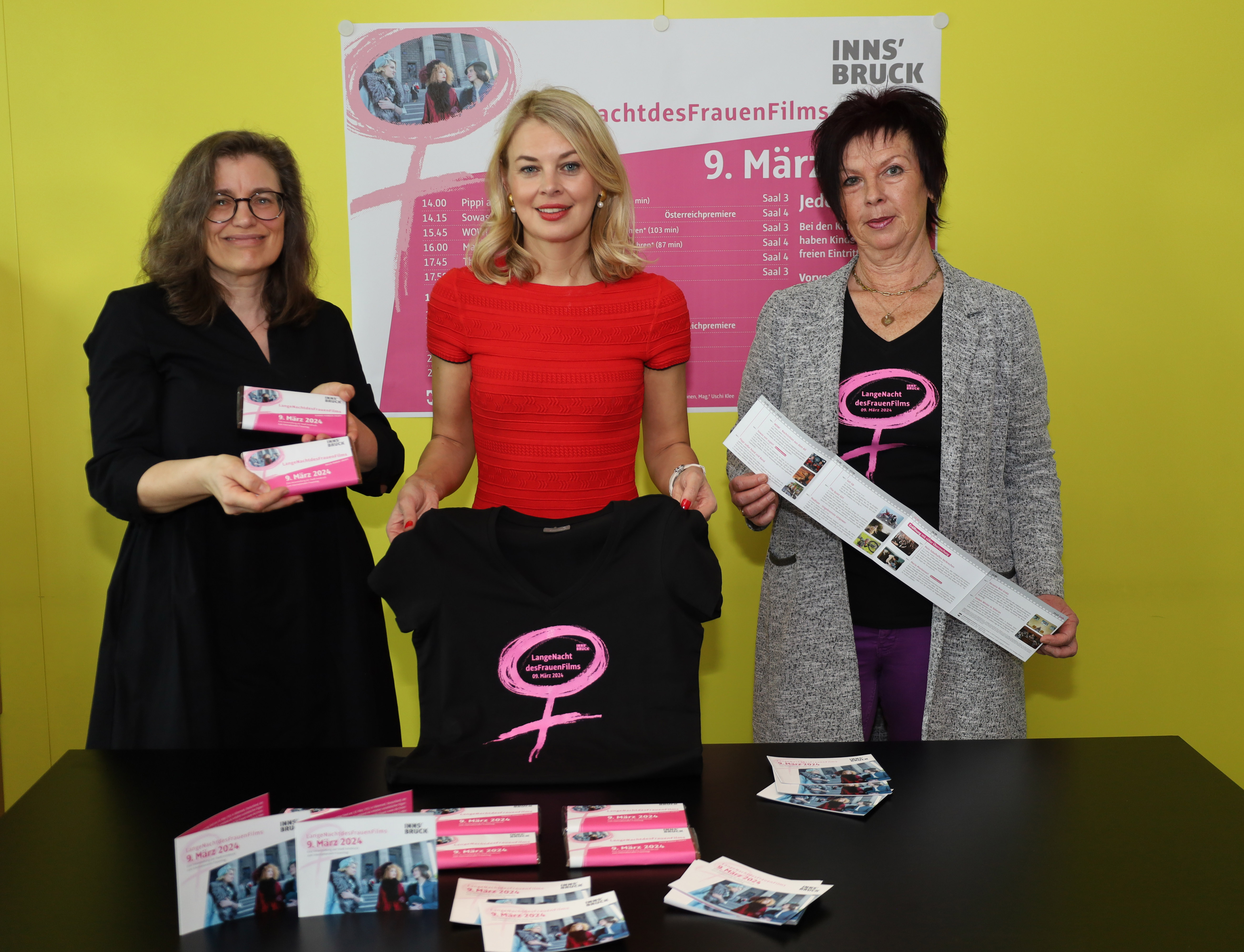 Zehn Filme über starke und mutige Frauen und Mädchen sind am Samstag, 9. März, im Metropol-Kino zu sehen:
Frauenstadträtin Elisabeth Mayr (Mitte), Patrizia Hueber (li., Metropol-Kino) und Uschi Klee (re., Referatsleiterin Frauen und Generationen) präsentierten das Programm.