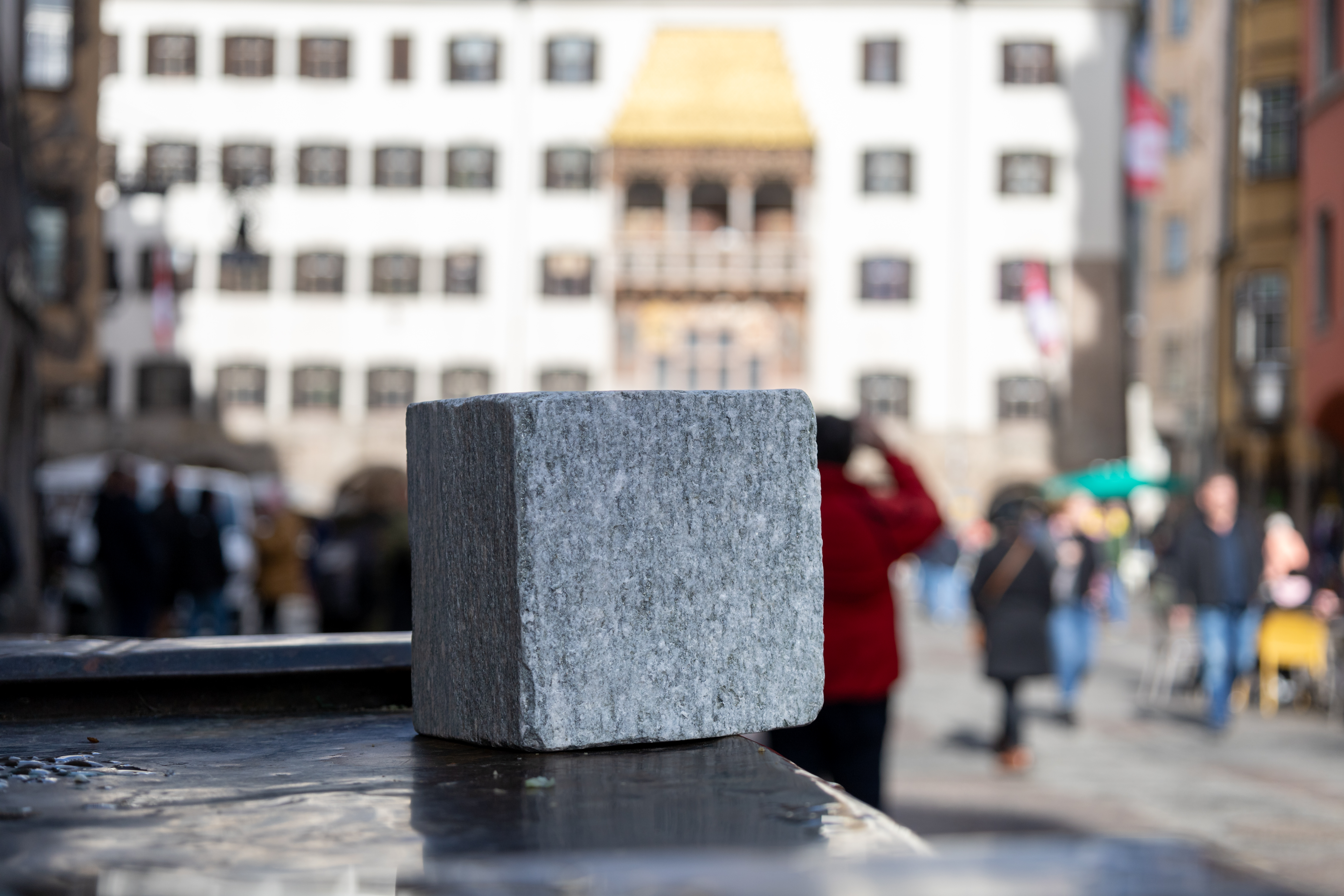 Stein für Stein: Die neue Pflasterung mit dem hochwertigen „Luserna Gneis“ sorgt am Ende der Bautätigkeiten für ein einheitliches Gesamtbild im Zentrum der Landeshauptstadt.