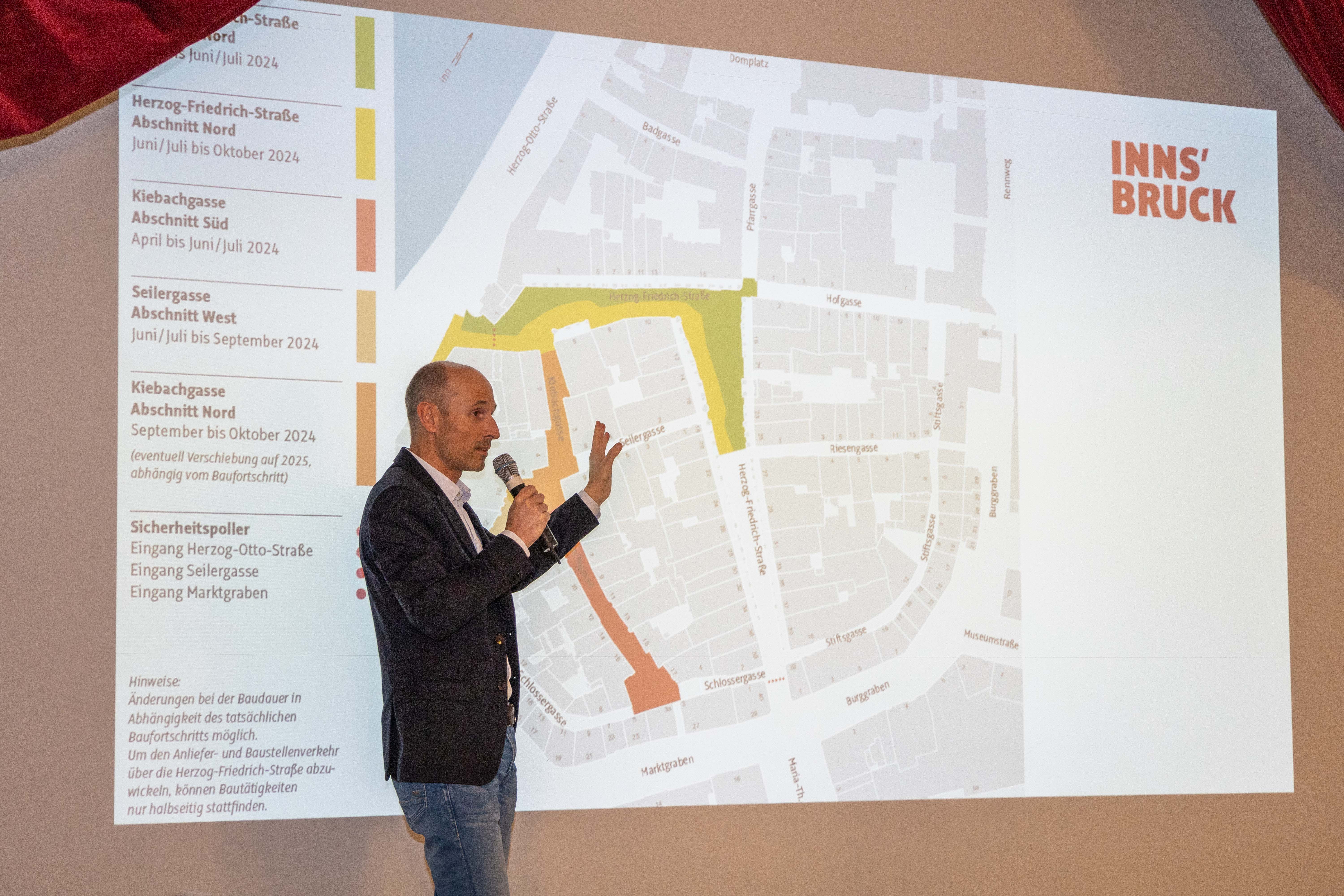Referatsleiter (Tiefbau-Planung) Christian Müller erklärte den anwesenden Gästen die Bauphasen für 2024 und 2025 und welche Abschnitte von den Bauarbeiten betroffen sind.