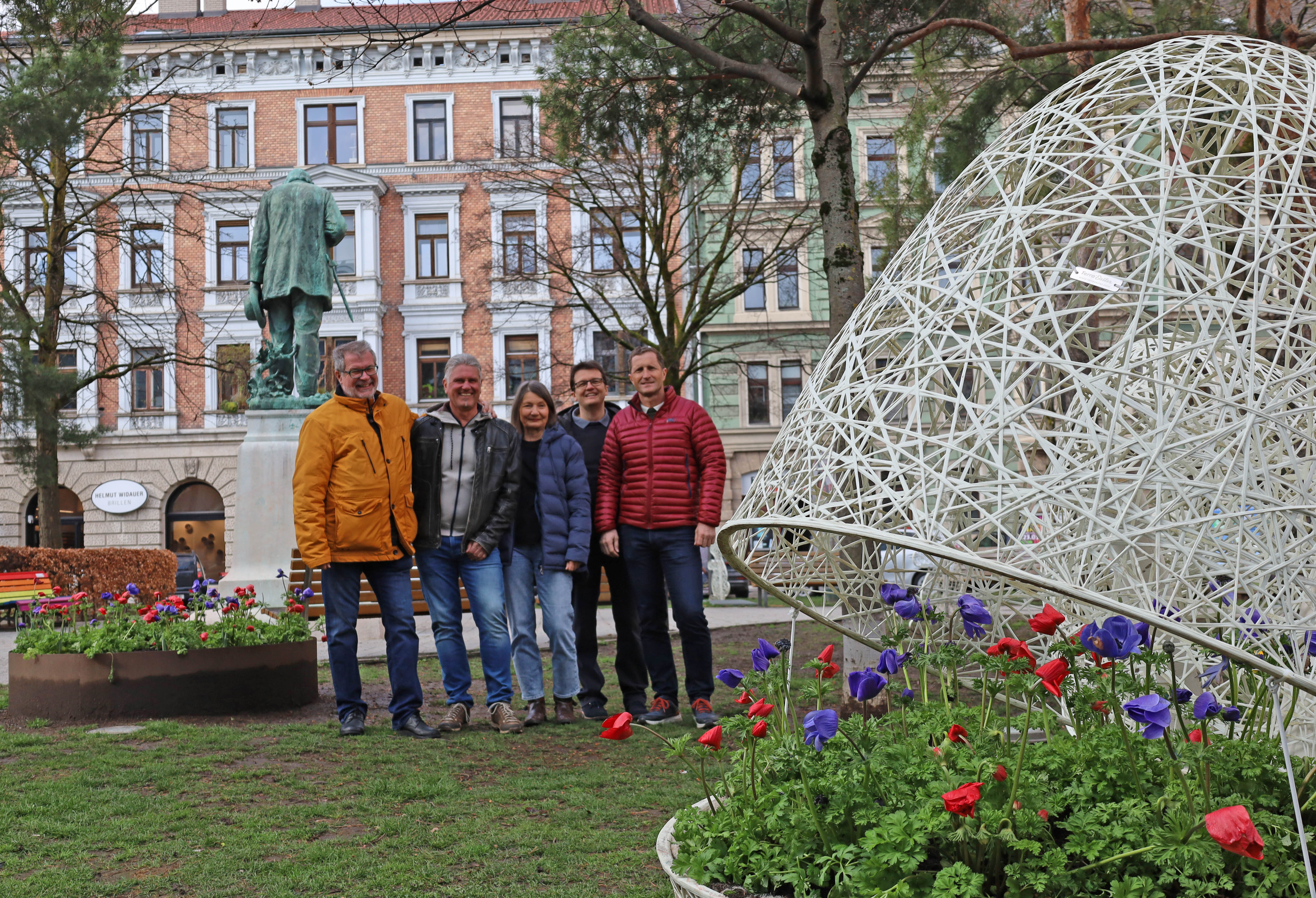 Das Amt für Grünanlagen schafft zu jeder Jahreszeit Erholungsräume für alle InnsbruckerInnen: Stadträtin Uschi Schwarzl mit (v.l.) Alexander Legniti (Friedhöfe), Stefan Engele (Pflege und Service), Markus Pinter (Planung und Bau) und Thomas Klingler (Amtsleiter Grünanlagen, Stadtgartenverwaltung).