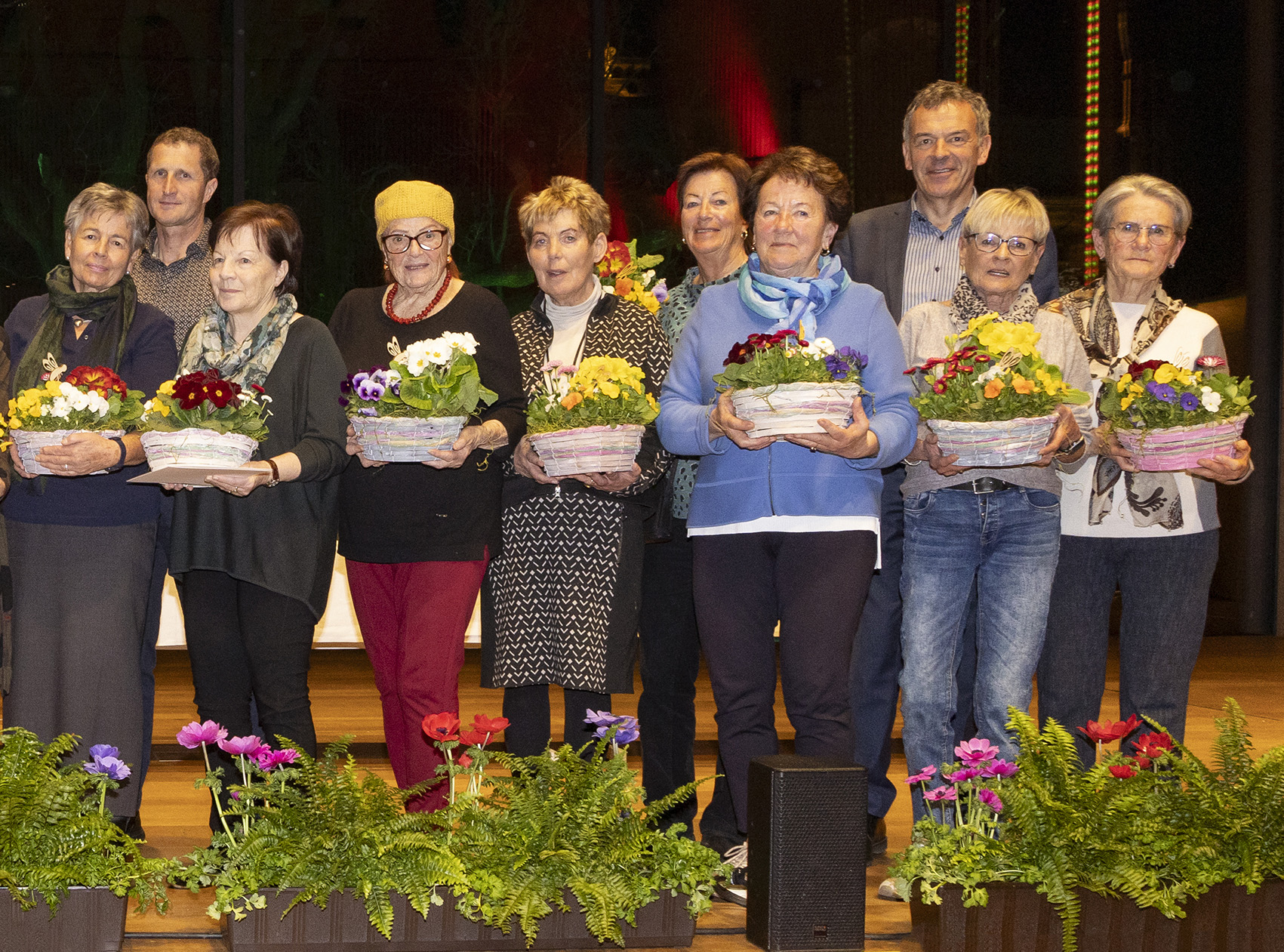 Bürgermeister Georg Willi (3.v.r.) und Amtsvorstand Thomas Klingler (Grünanlagen, 9.v.r.) freuen sich mit GewinnerInnen des Blumenschmuck- und Gartenwettbewerbs.
