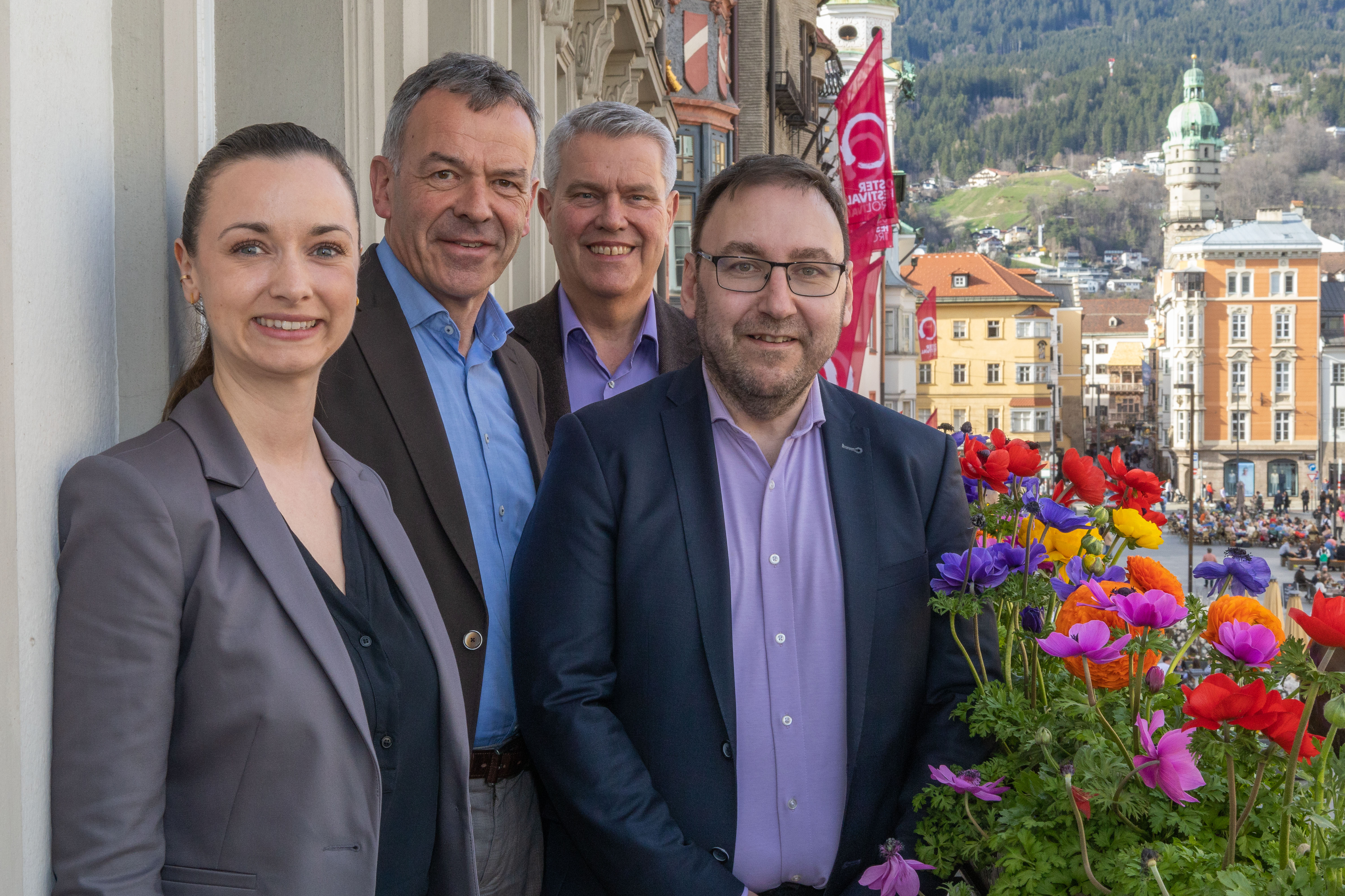 Am 9. Juni 2024 findet die EU-Wahl statt. Um diese Wahl durchführen zu können, muss es eine Bezirkswahlbehörde geben. Diese wurde im März bestellt und besteht aus dem Bezirkswahlleiter Ferdinand Neu (2. v. r.) sowie seinen beiden StellverterterInnen Christian Rath-Mitterstiller (r.) und Michelle Schneeweiss. Bürgermeister Georg Willi überreichte ihnen die Bestellschreiben und bedankte sich für das zukünftige Engagement für ihre neuen Aufgaben.