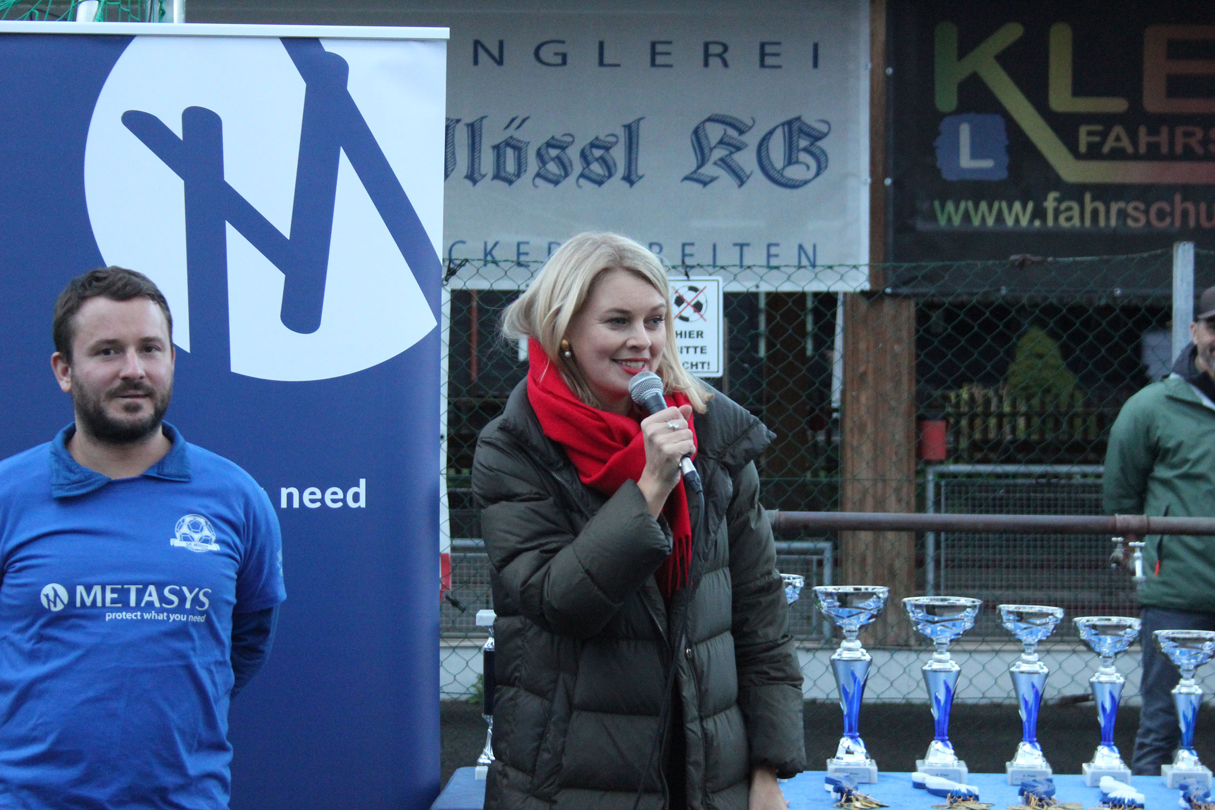 Sportstadträtin Mayr freute sich bei den Siegerehrungen mit den teilnehmenden Kindern und lobte die gute Organisation des Veranstalters.