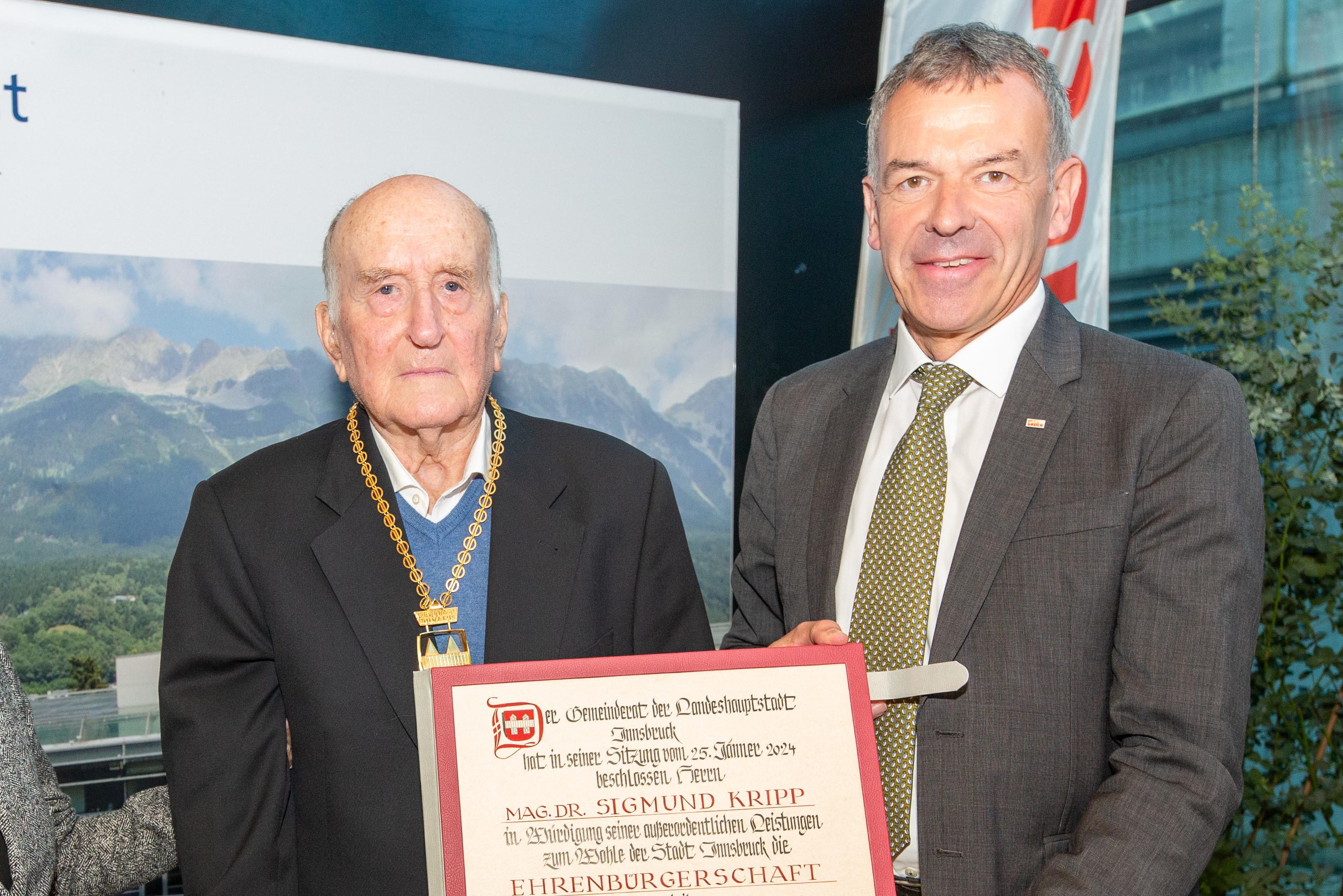 BU: Sigmund Kripp (l.) wurde zum Ehrenbürger von Innsbruck ernannt. Bürgermeister Georg Willi überreichte die Urkunde.